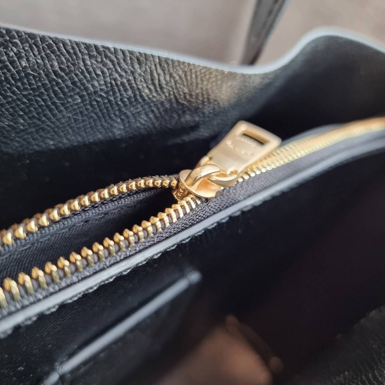 OUTLET 】COACH C4250 MOLLIE TOTE 25 IN SIGNATURE CANVAS WITH SNOOPY ใหม่ล่าสุด ยังไม่เข้าไทย!! กับรุ่นสุดฮอต ในดีไซน์คอลเลคชั่นใหม่ที่แรงไม่แพ้กัน!! กระเป๋าโท้ทไซส์เล็กตกแต่งลายสนูปพี ที่ใครๆก็หลงรักอย่างท่วมท้น น่ารักน่าใช้มากๆ วัสดุหนังแคนวาสเคลือบลาย ภา