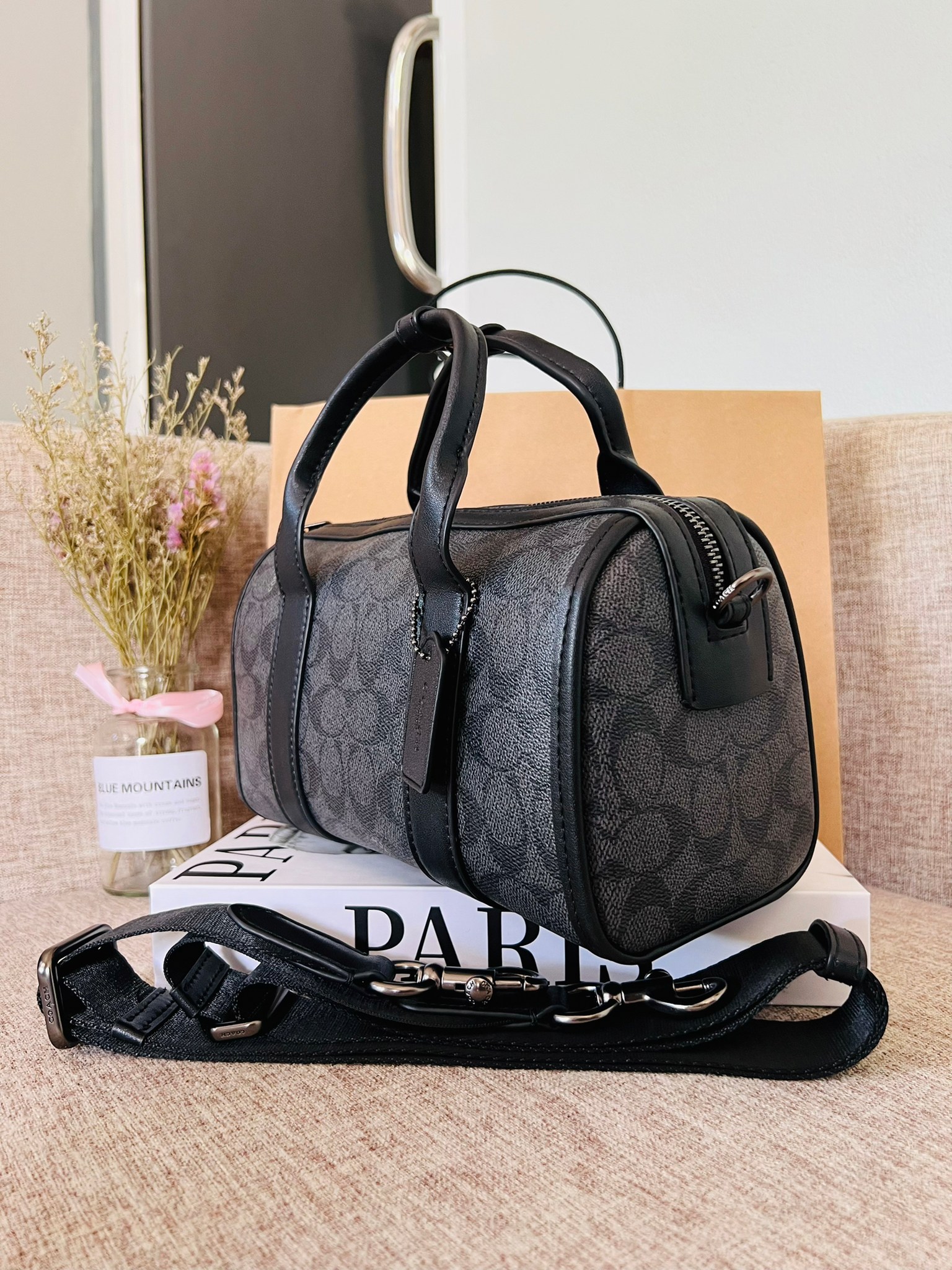 COACH GOTHAM DUFFLE 24 IN SIGNATURE CANVAS CA186 กระเป๋าทรงหมอนรุ่นใหม่สุด 2022 รุ่นนี้สามารถใช้ได้ทั้งชายหญิง หนังแท้อย่างดี นิ่มทรงสวย มากๆค่ะ เปิด-ปิดกระเป๋าแบบซิปคู่ด้านบนมีกระดุมรวบหูหิ้วให้ด้วยนะคะ ภายในกระเป๋าสามารถใส่สัมภาระที่จำเป็นในชีวิตประจำวั