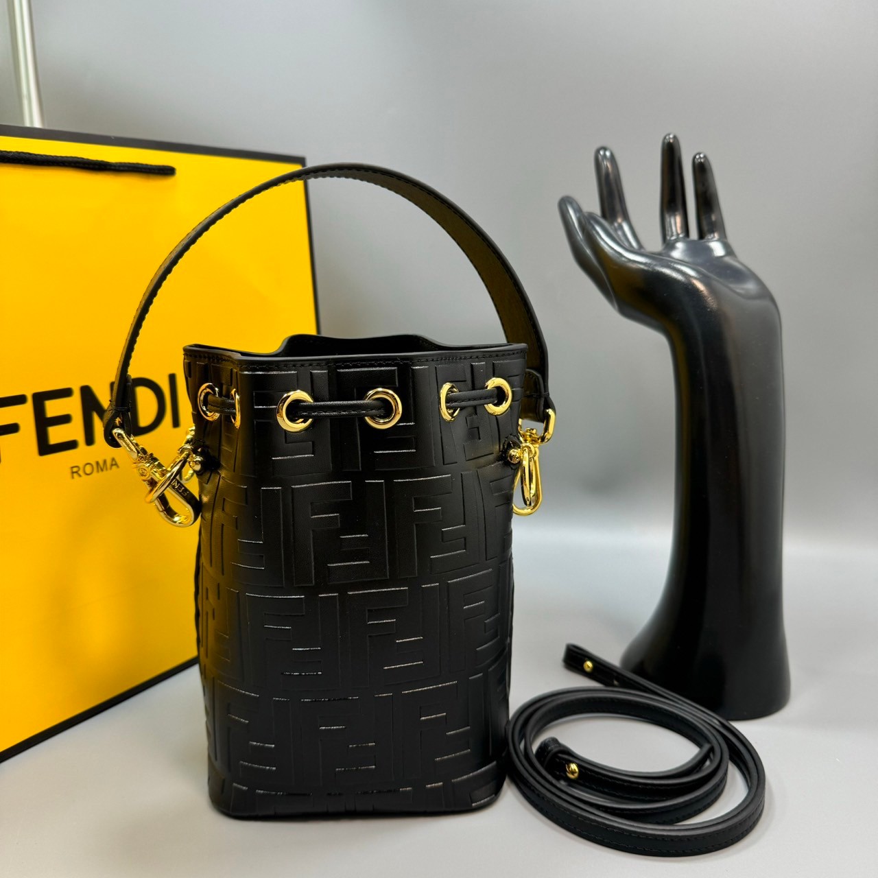 พร้อมส่ง 3 สี FENDI Mon Tresor Black leather mini-bag / FENDI Bucket Bag กระเป๋าสะพายทรงบัคเก็ตงานหนังเต็มใบ ไซส์มินิ เกรดออริ สลับแท้ 1:1