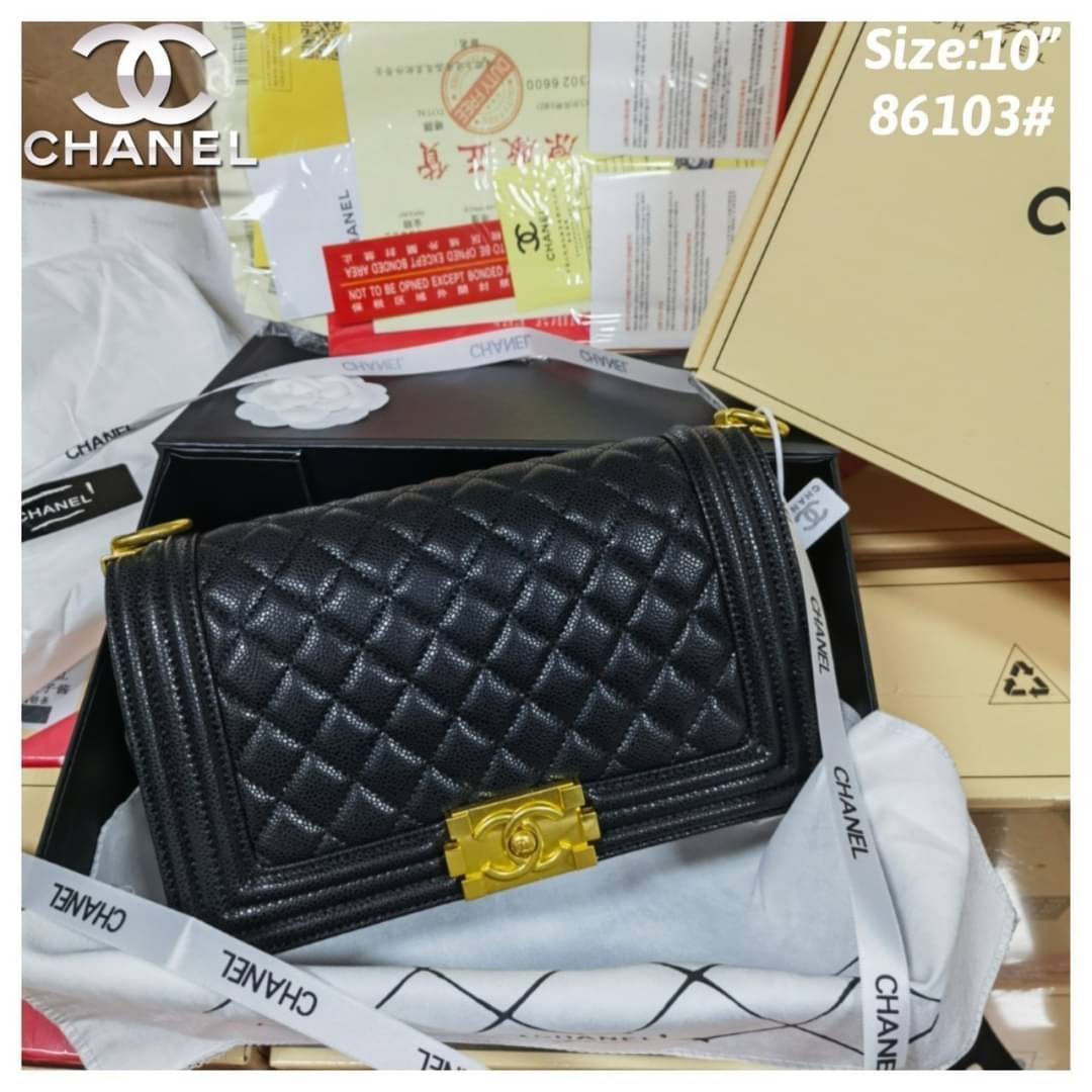 Chanel Boy 10" พร้อมส่งที่ไทย รุ่นสุดฮอต อะไหล่สีทองสุดหรู วัสดุหนังลายคาร์เวีย ทรงคลาสสิคที่สาวๆห้ามพลาด!! ในราคาสุดคุ้ม