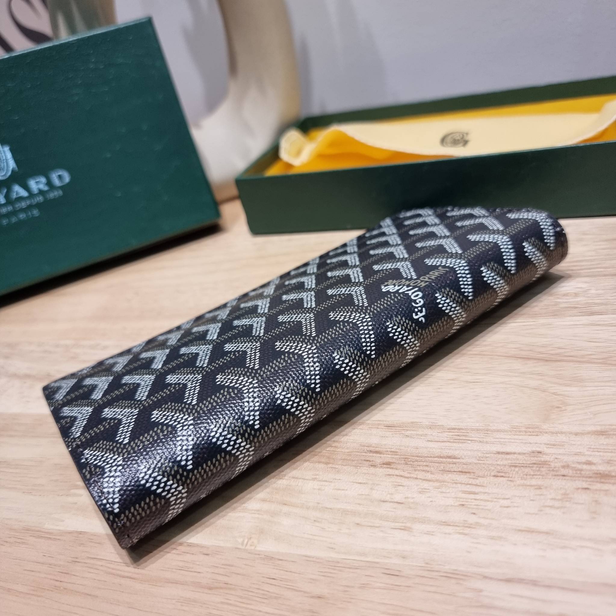 Goyard Bi Fold Long Wallet / GOYARD FLAP WALLET / Goyard Long Wallet กระเป๋าสตางค์ใบยาว รุ่น unisex ที่ใช้ได้ทั้งหนุ่มๆและสาวๆ ไอเท็มนี้ตอบโจทย์สำหรับคนที่ชอบเก็บบัตรเยอะๆ
