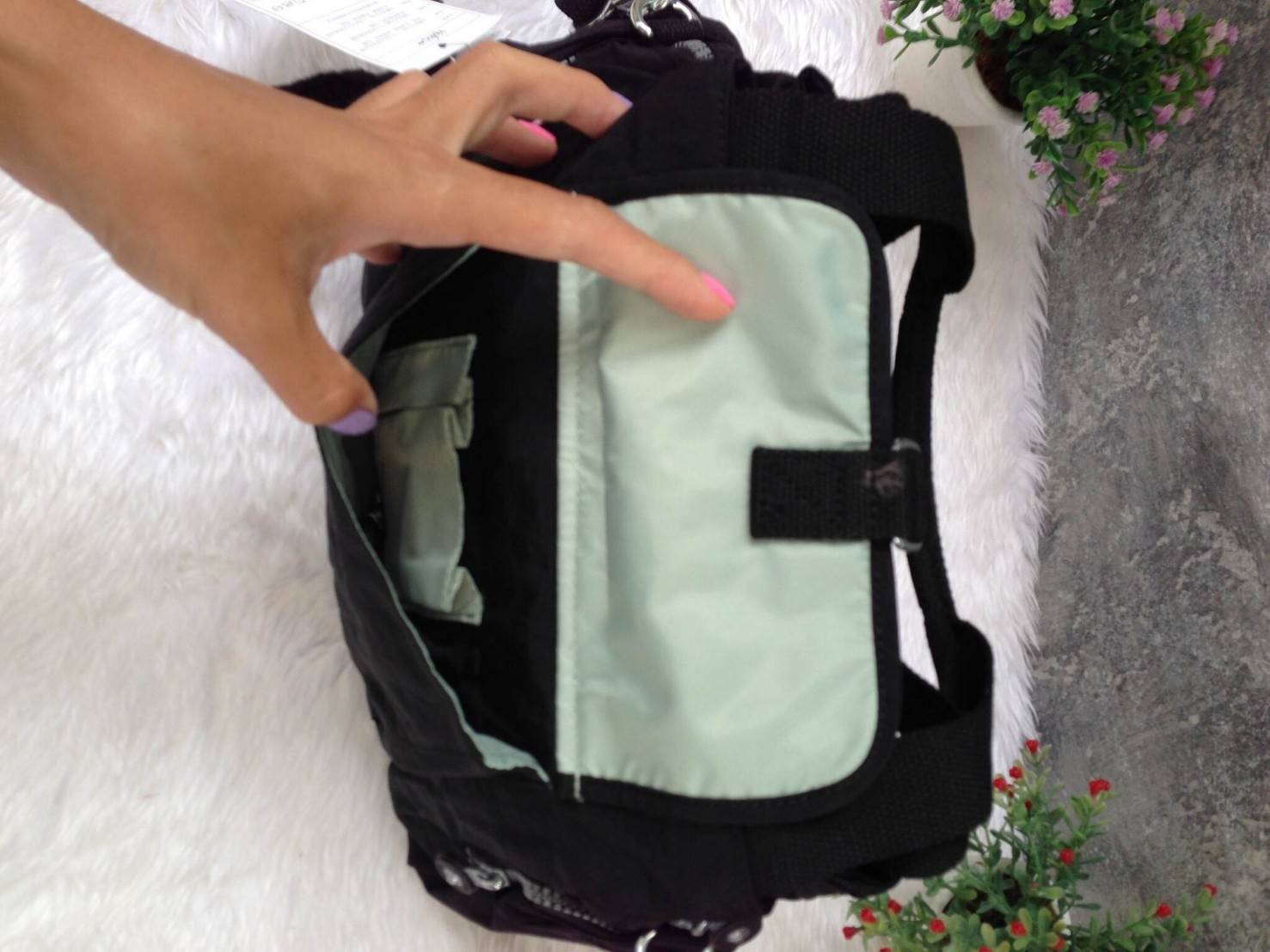 KIpling Felix Large Handbag Bag กระเป๋าถือหรือสะพายสไตล์ลำลองวัสดุ Nylon + Polyester 100% น้ำหนักเบามีหูหิ้วเเละสายสะพายยาวเลื่อนปรับระดับได้ถอดได้ เปิดปิดด้วยซิปสะดวกใช้ โลโก้เเบรนด์ มีช่องแบ่งถึง3ช่องเเยกเป็นสัดส่วน ด้านหน้าและด้านหลังมีช่องใส่ของเปิดปิ