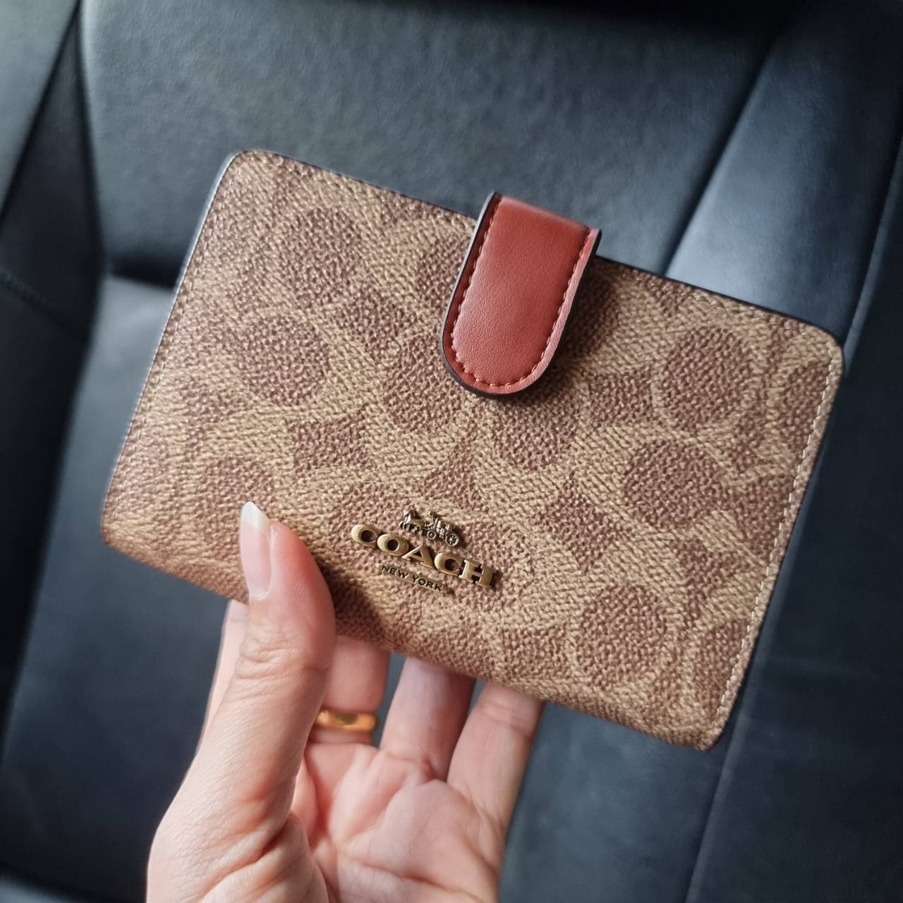 COACH F33034 MEDIUM CORNER ZIP WALLET IN COLORBLOCK SIGNATURE CANVAS กระเป๋าสตางค์ใบกลาง 👛 ขนาดกำลังเหมาะมือ วัสดุหนังแคนวาส ดูแลรักษาง่าย มีช่องใส่บัตรและธนบัตรครบ และช่องซิปแยกไว้ใส่เหรียญ สวยคลาคสิคแบบนี้เหมาะส่งต่อเป็นของขวัญที่สุดจ้า