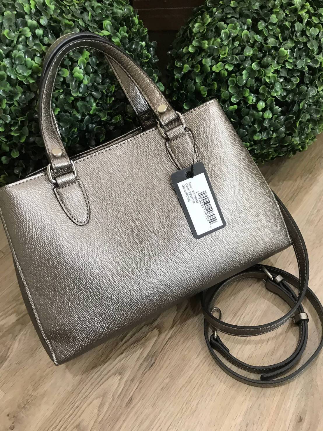 GUESS WOMAN FACTORY SHOULDER BAG กระเป๋าถือหรือสะพาย ทรง A คลาสสิค ขนาดกำลังดี น้ำหนักเบา วัสดุ pu. นิ่ม คุณภาพดี สวยอยู่ทรง ด้านหน้า ประดับโลโก้แบรนด์ เปิดปิดแบบแถบคาดกระดุมแม่เหล็ก ภายในกว้างแบ่ง 2 ช่องใหญ่ มีช่องซิปกลาง เป็นสัดส่วน ซับในลายแบรนด์ ใส่ w