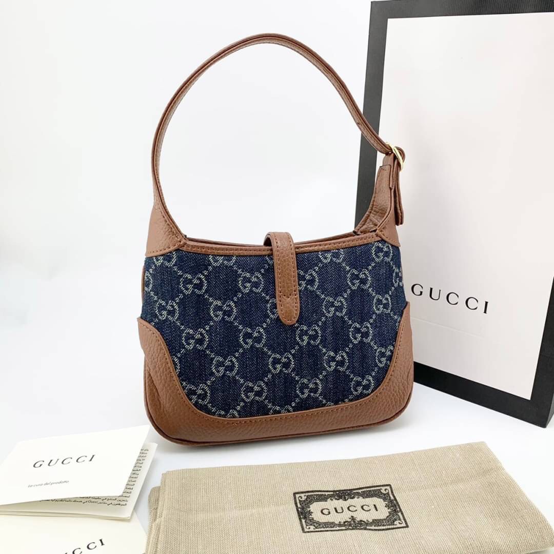 VIP GIFT 】หนังแท้ GUCCI Jackie 1961 mini shoulder bag กระเป่ารุ่นฮิตจาก Gucci ต้องบอกเลยว่าสำหรับสาวๆหลายคนนั้น ที่ชื่นชอบ หรือเป็นสาวกกลับแบรนด์อย่าง Gucci ต้องบอกเลยนะว่าสำหรับรุ่นนี้ห้ามพลาดไปทีเดียว บอกว่าได้เป็นตำนานควาวินเทจได้อย่างดี โดยขนาดของตัวก