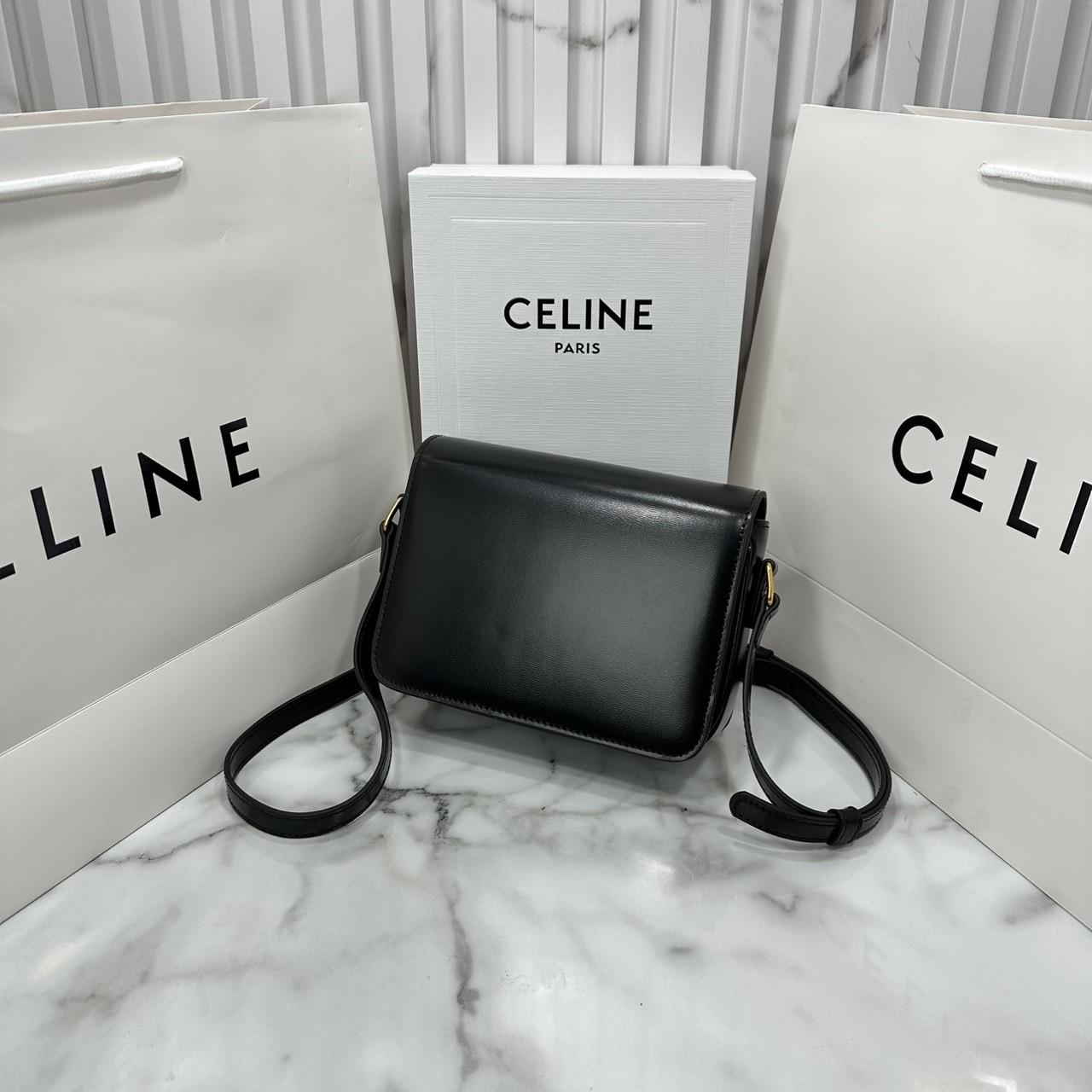 ORI หนังแท้ | 7" CELINE TRIOMPHE TEEN BAG in glossy leather กระเป๋าสะพายรุ่นยอดนิยม ถ่ายทอดให้เห็นถึงแก่นแท้ของสไตล์แบบ CELINE งานหนังเรียบเงาสวยหรูหรา