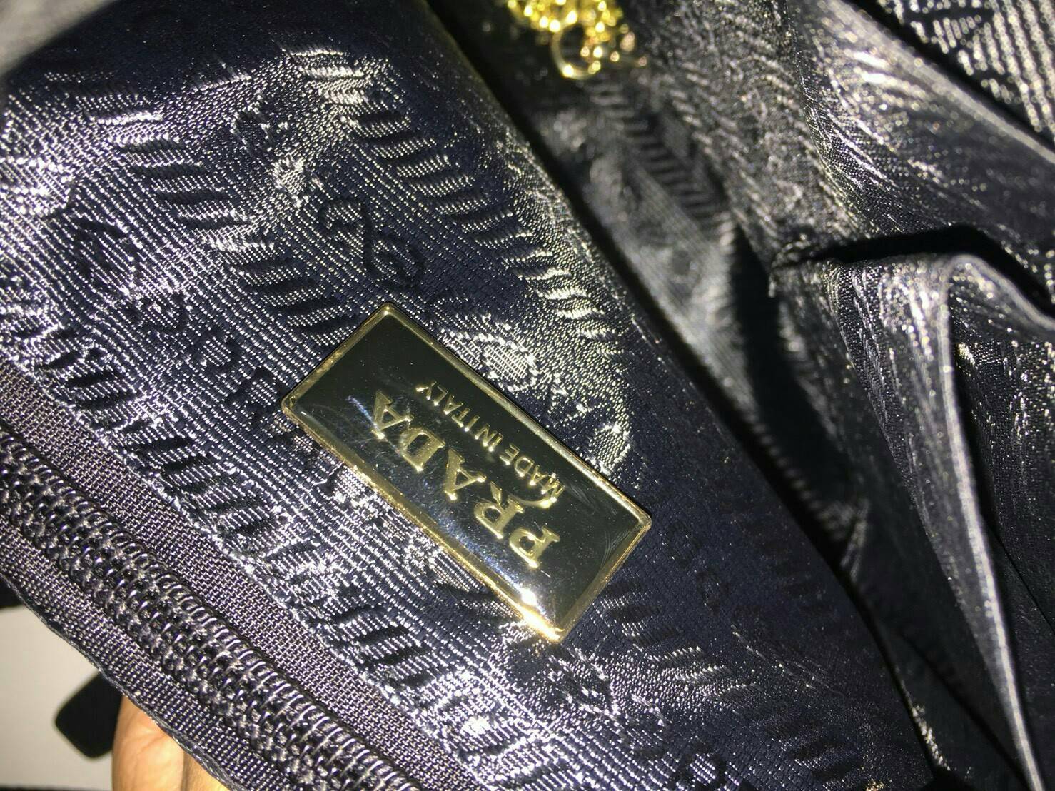 PRADA MINI BACKPACK with chain จากพรีเมี่ยมกิ้ฟจากเคาน์เตอร์แบรนด์วัสดุ Nylon เนื้อหนาคุณภาพดีตามแบบฉบับของแบรนด์ ขนาดมินิน่ารักเว่อร์ เปิดปิดด้วยฝากระดุม น้ำหนักเบา ภายในมี1ช่องซิป ซับใน Polyester 100% มาพร้อมหูหิ้วและสายสะพายเลื่อนปรับได้ ตัวจริงสวยมากๆ