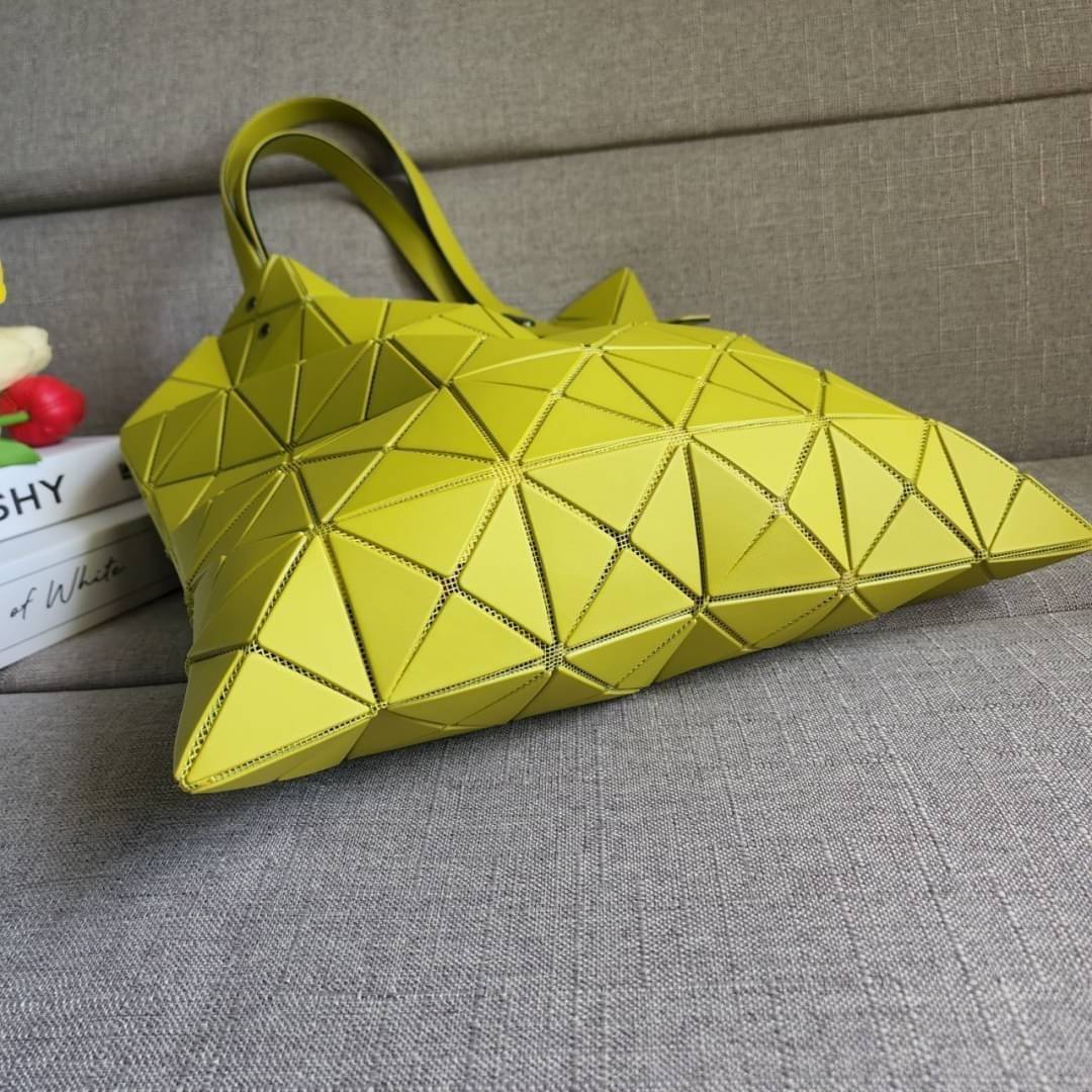 BAO BAO ISSEY MIYAKE LUCENT ONE-TONE กระเป๋า Bao Bao จากแบรนด์ดัง Issey Miyake แบรนด์แฟชั่นจากประเทศญี่ปุ่น ซึ่งมีสินค้ามากมายไม่ว่าจะเป็นเสื้อผ้า นาฬิกา น้ำหอม และที่ขาดไม่ได้นั่นก็คือ กระเป๋า Bao Bao ที่มีความพิเศษในเรื่องของวัสดุและดีไซน์ที่ครองใจสถาปน