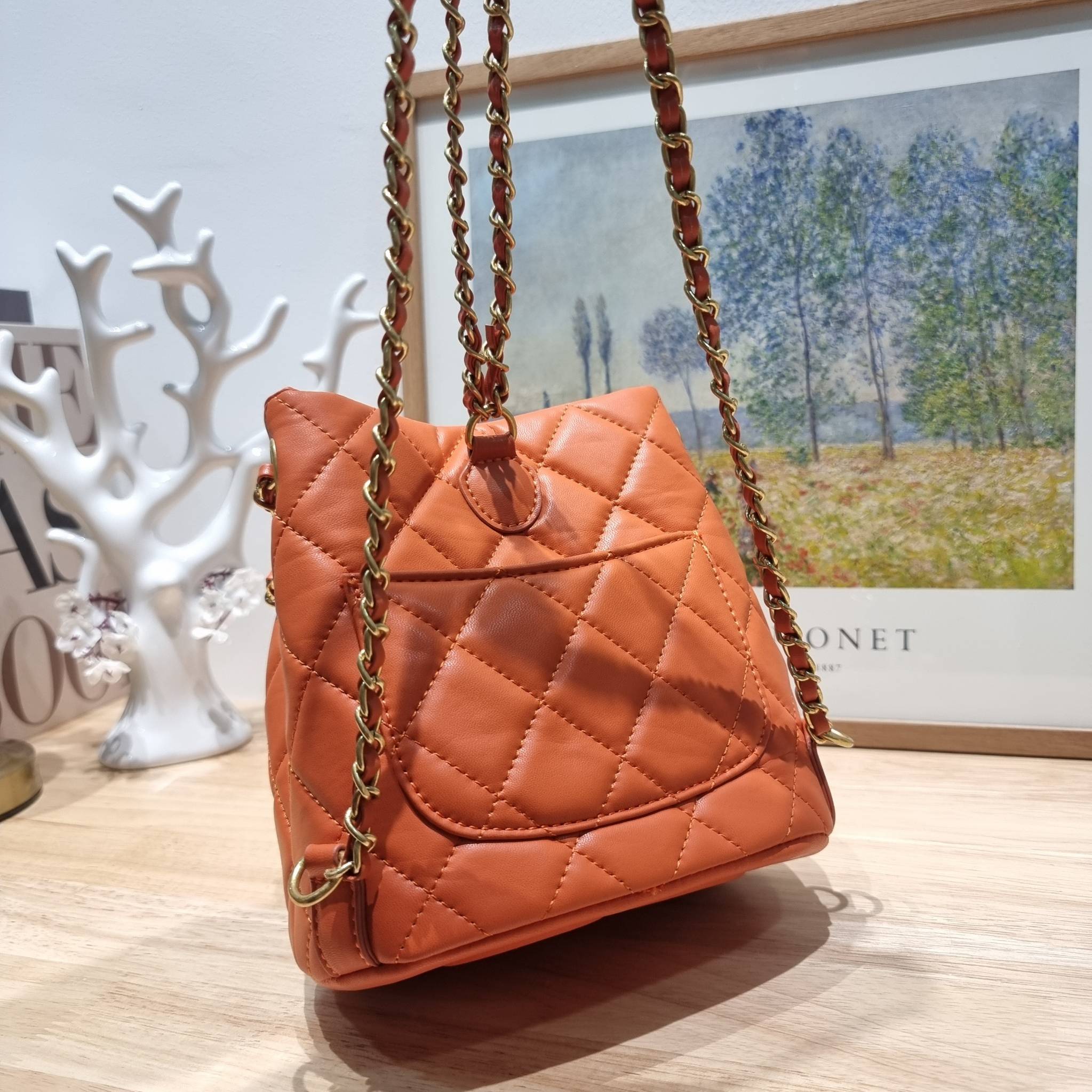 Chanel small backpack กระเป๋าสะพายหลังใบเล็ก โลหะสีทอง ดีไซน์ 2023 น้องน่ารักตะโกนม้าก!! กับกระเป๋าทรงเป้ ขนาดน่ารักน่าใช้ ดีเทลดีงาม มีใบลูกติดในตัวกระเป๋า สะดวกใช้สุดๆ