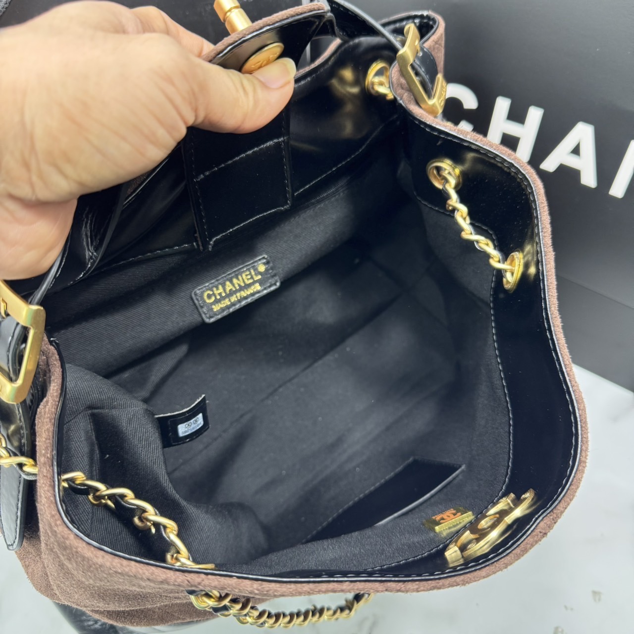 CHANEL Shopping Bag 25A Suede Bag กระเป๋าช้อปปิ้งทรงโท้ทหนังกลับสีทูโทน *สีใหม่น้ำตาลไหม้สีเข้ม ในคอล Métiers Dart 2024/25