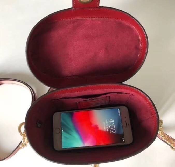 COACH KAY CROSSBODY IN SIGNATURE ((78277)) กลับมาอีกครั้ง! กระเป๋าหิ้ว//สะพายแบบครอสบอดี้ร์ หนังแท้นิ่มสวย เปิดปิดกระเป๋าแบบหมุนล็อค ภายในโล่งสามารถใส่กระเป๋าเงินใบกลางได้;มือถือได้ทุกรุ่น; มีช่องเล็กให้ใส่ของจุกจิก;ซัปในบุผ้าอย่างดีเลยค่ะ มาพร้อมสายสะพาย