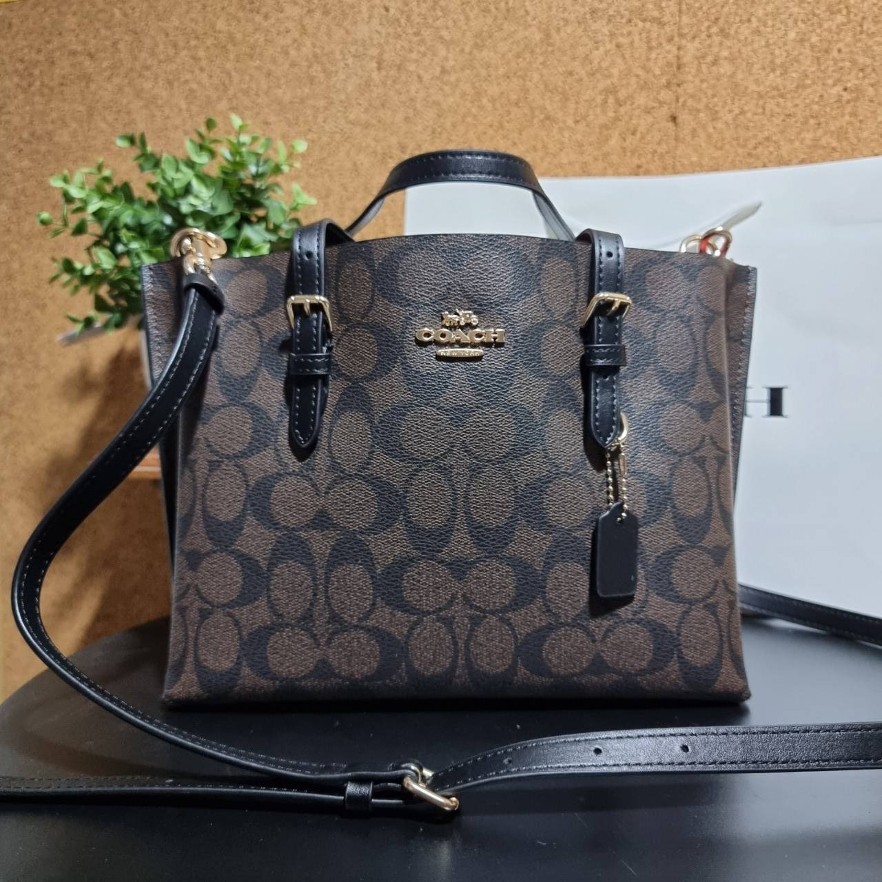 COACH C4250 MOLLIE TOTE 25 IN SIGNATURE CANVAS น้องมาแล้วจ้าาา ใหม่ล่าสุด กระเป๋าโท้ทไซส์เล็กที่สาวๆตามหา ดีไซน์คลาสสิคเหมือนเดิม เพิ่มเติมคือสะดวกขึ้นเยอะ!! ย่อส่วนมาจากใบใหญ่เป๊ะๆ น่ารักน่าใช้มากๆ วัสดุหนังแคนวาสเคลือบลาย ภายในโล่งกว้าง มีช่องซิปกลางใส่