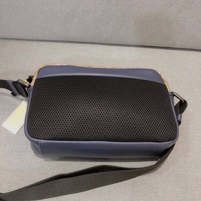 COACH EDGE CROSSBODY IN SIGNATURE CANVAS กระเป๋าสะพายครอสบอดี้ร์ วัสดุหนังแท้ หนังนิ่มอย่างดีค่ะ ด้านหน้ามีช่องซิปซ่อนให้หนึ่งช่อง เปิดปิดช่องหลักแบบซิปคู่ภายในกว้าง ใส่ของได้จุเลยนะคะ มีช่องซิปและช่องเล็กให้อีก2ช่อง;ด้านหลังกระเป๋าเป็นช่องโล่งใส่ของอีกช่