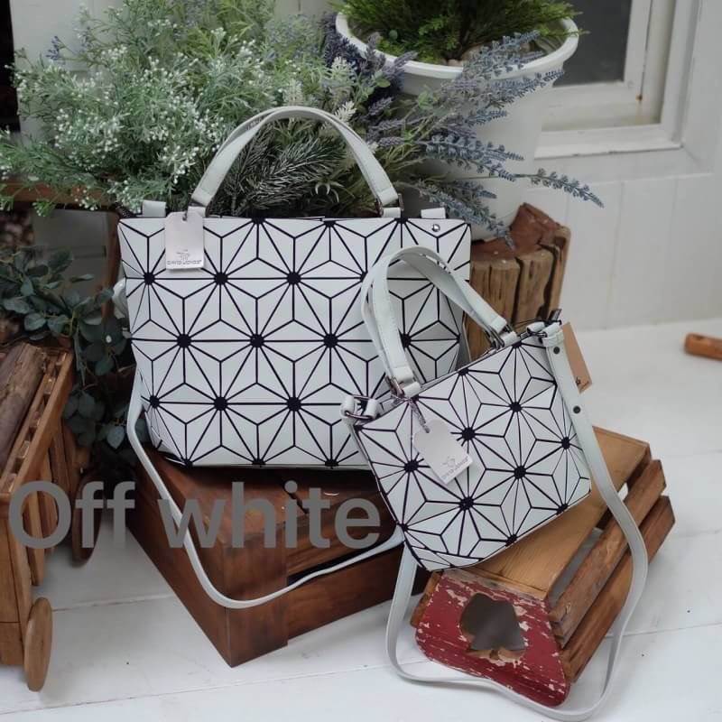 รุ่นขายดี ' Matte Color ' ✨✨ สีด้าน มีให้เลือกถึง 4 สี 🍭🍭แถมยังลาย Limited edition หายาก 👍ปรับทรงได้ 2 แบบ น่ารักมาก จากแบรนด์ David Jones กระเป๋าสะพายข้างดีไซน์เกร๋มาก สีสวยหรูมาก ขนาดกะลังดีเลย น้ำหนังเบาม