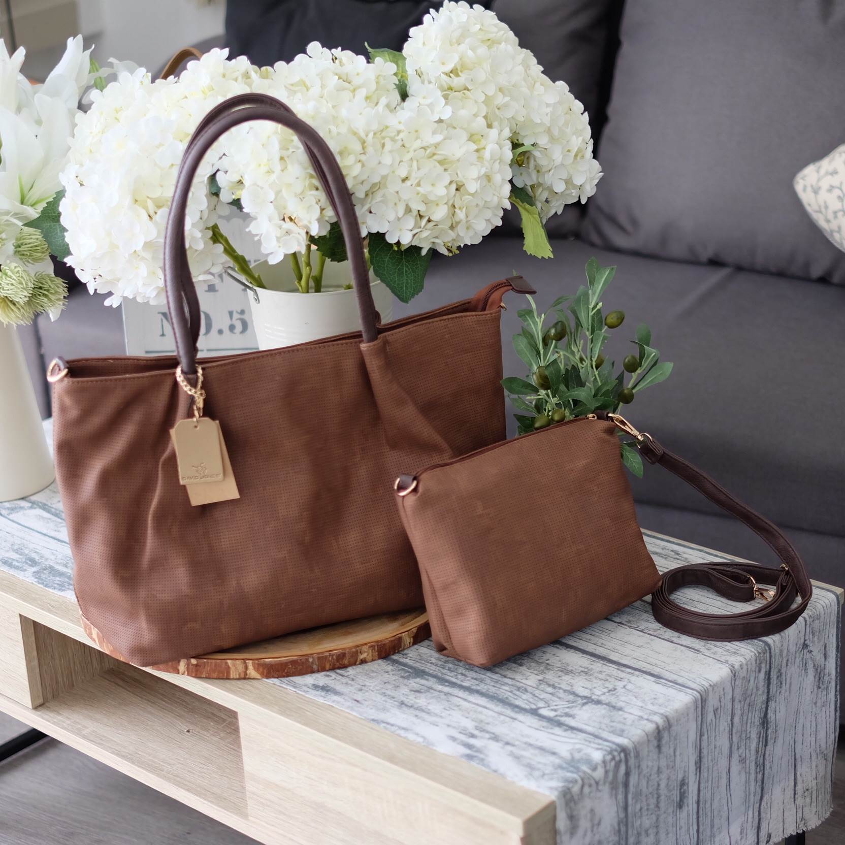 ทรงใหม่ล่าสุด สวยมากค่า ใบนี้ซื้อ 1 ได้ถึง 2 กระเป๋า ทรง Tote จากแบรนด์ David Jones ค่า ทรงนี้ นิยมถือกันมากๆ บอกเลยใบนี้ ของจริงสวยคะ หนังนิ้ม นิ่ม ค่า #ดีต่อใจ 😁❤️ 〰〰〰〰〰 รุ่นใหม่ล่าสุด หนังนิ่มมาก ใบนี้ มีใบเล็กแถมให้อีก 1 ใบค่ะ จะถือ หรื