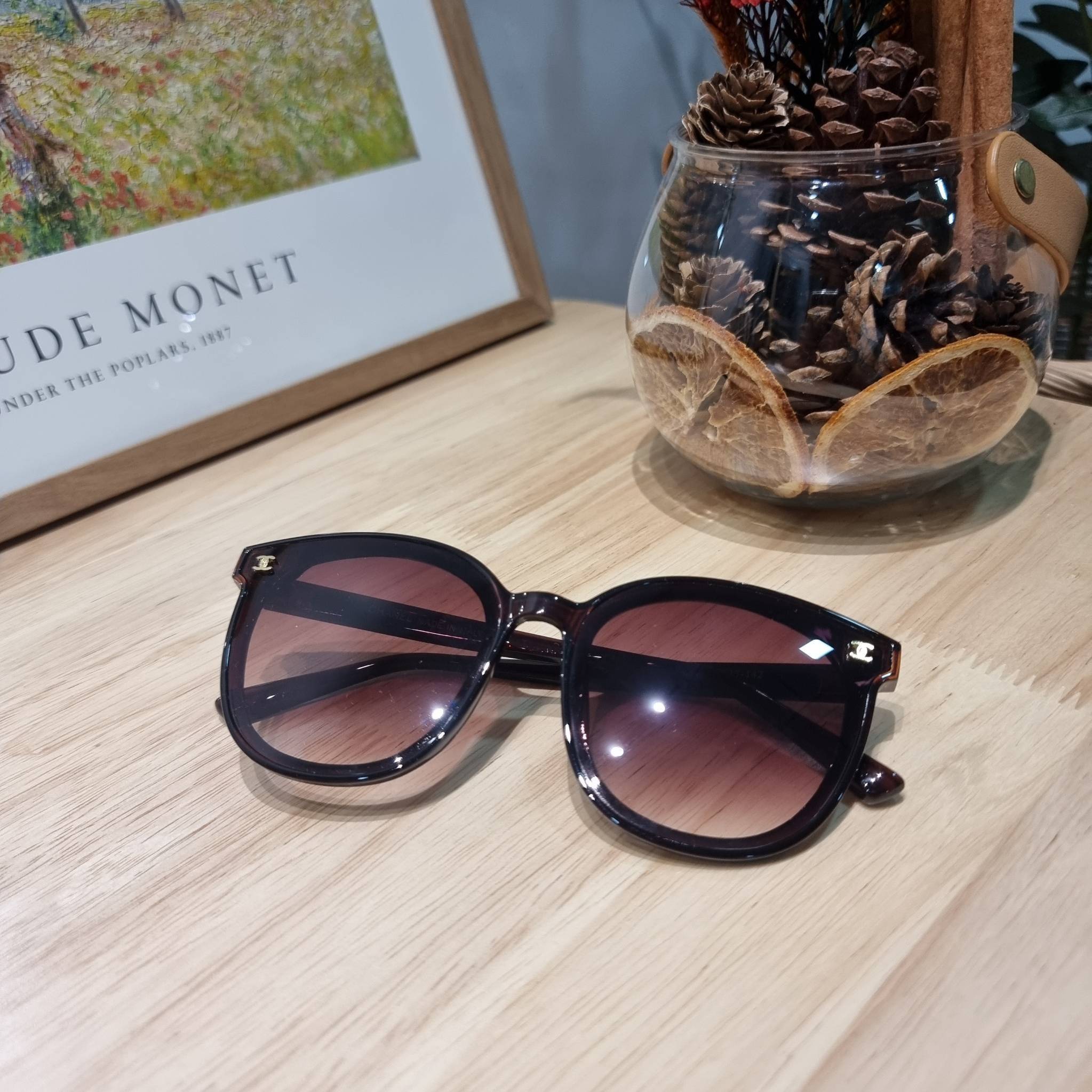 Chanel eye-glasses UV protection gift Box set สุดคุ้ม มาพร้อมอุปกรณ์ครบเซ็ท ดีไซน์ชิคมากแม่!! รับรองไม่ซ้ำใคร ใส่เสริมโหงวเฮ้ง ดูผู้ดี มีพกติดตัวไว้ไม่ตกเทรนด์ ใช้ได้ทุกโอกาส ทุกสถานการณ์ ใส่ที่บ้านถนอมสายตา