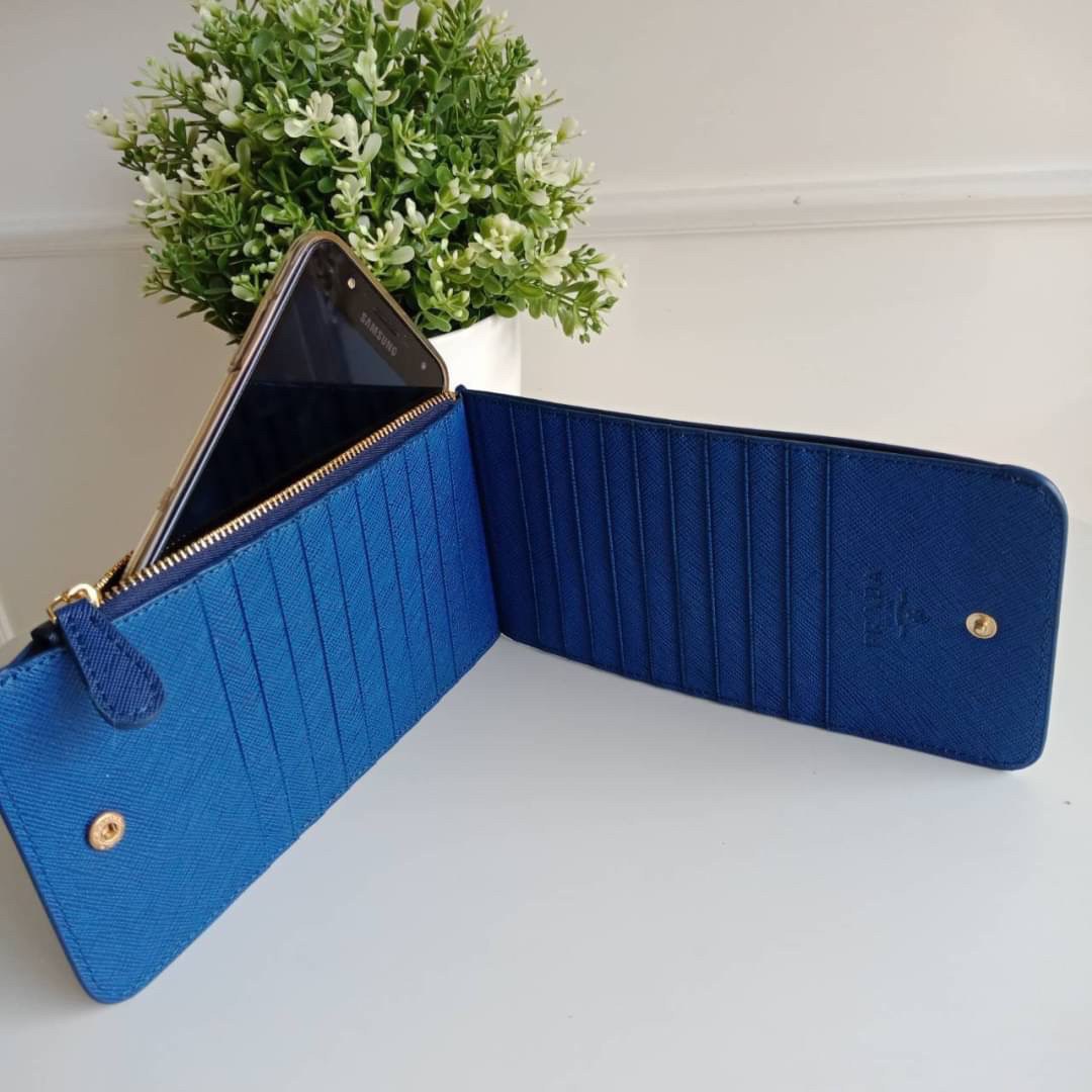 รุ่นขายดีเว่อร์วัง♡♡ PRADA LONG WALLET *สำหรับคนชอบใส่บัตรเยอะ แนะนำรุ่นนี้คะ กระเป๋าสตางค์ทรงสวย สะดุดตา หนังสัมผัส Safiano จากแบรนด์ PRADA มีช่องใส่นามบัตรมากถึง 16 ช่อง ด้านหน้ามีโลโก้แบรนด์สีทองหร