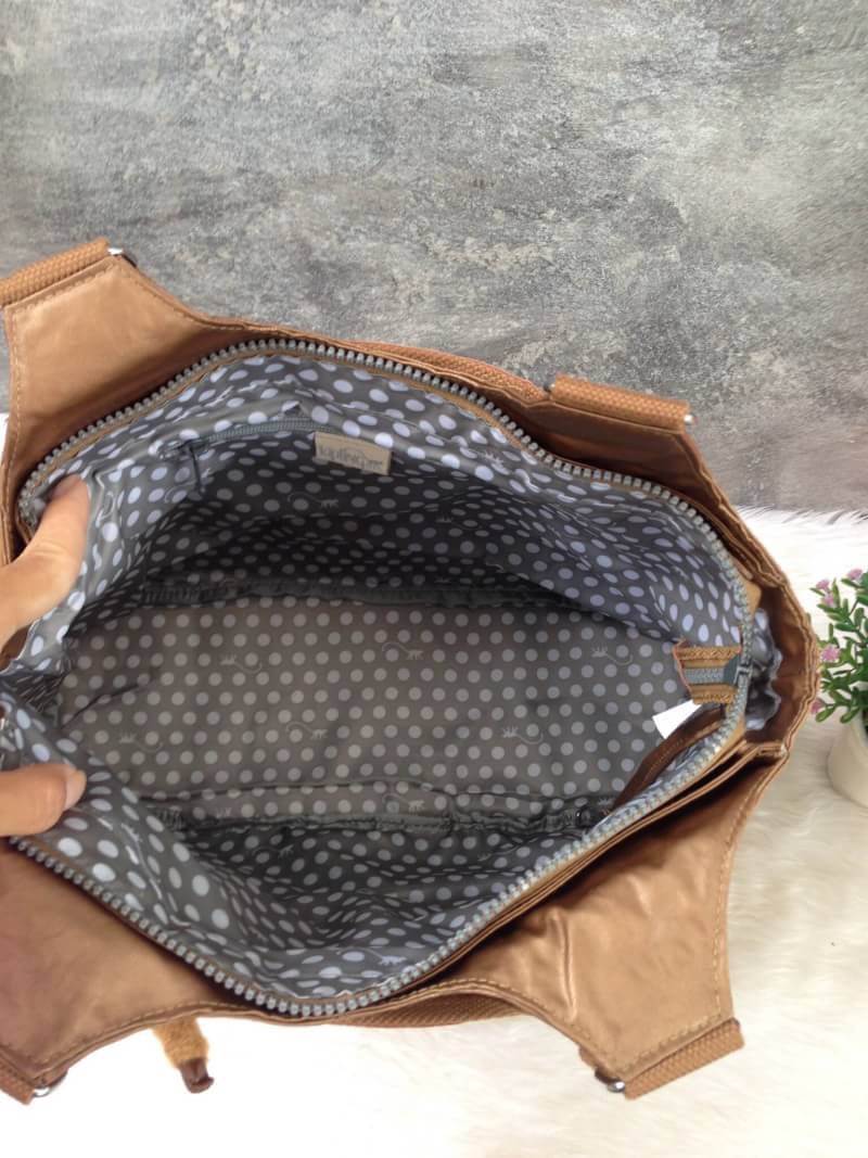 Kipling รุ่น Cicele กระเป๋าสะพายไหล่ใบใหญ่ สวยน่ารัก ตัวกระเป๋าด้านในเป็นช่องโล่งแบบปิดเปิดด้วยซิป มีช่องซิปด้านใน ด้านข้างกระเป๋า มี 2 ช่อง ปิดเปิด ด้วยเทป พร้อมที่ใส่โทรศัพท์ ปากกา และ MP 3 ในส่วนด้านใน และ ด้านข้างกระเป๋า ซ้าย-ขวา เป็นช่องขนาดเล็กสำหรั