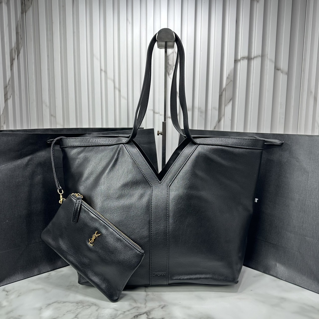 YSL Y TOTE IN LEATHER BAG กระเป๋าสะพายทรงโท้ทใบใหญ่ รุ่นใหม่ล่าสุด งานหนังแท้สวยเต็มใบ ดีไซส์เรียบหรูดูแพงอย่างแท้จริง ภายในโล่งกว้างมาก จุของได้เยอะสุด เอาใจสายแบกแต่ยังคงความหรูไว้ในตัวอย่างแน่นอน
