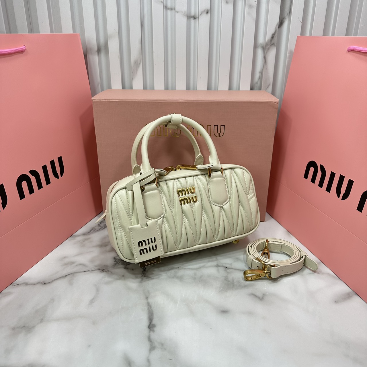 ORI หนังแท้ | MIU MIU Arcadie matelassé nappa leather bag Small 22cm กระเป๋าสะพายทรงโฮโบลุคลูกคุณหรูหราด้วยดีไซน์จับจีบนูนลวดลายสามมิติซับซ้อนเป็นเอกลักษณ์ น่ารักๆเก๋ๆ สวยดูแพง หูจับในตัวง่ายและสะดวกพกพา