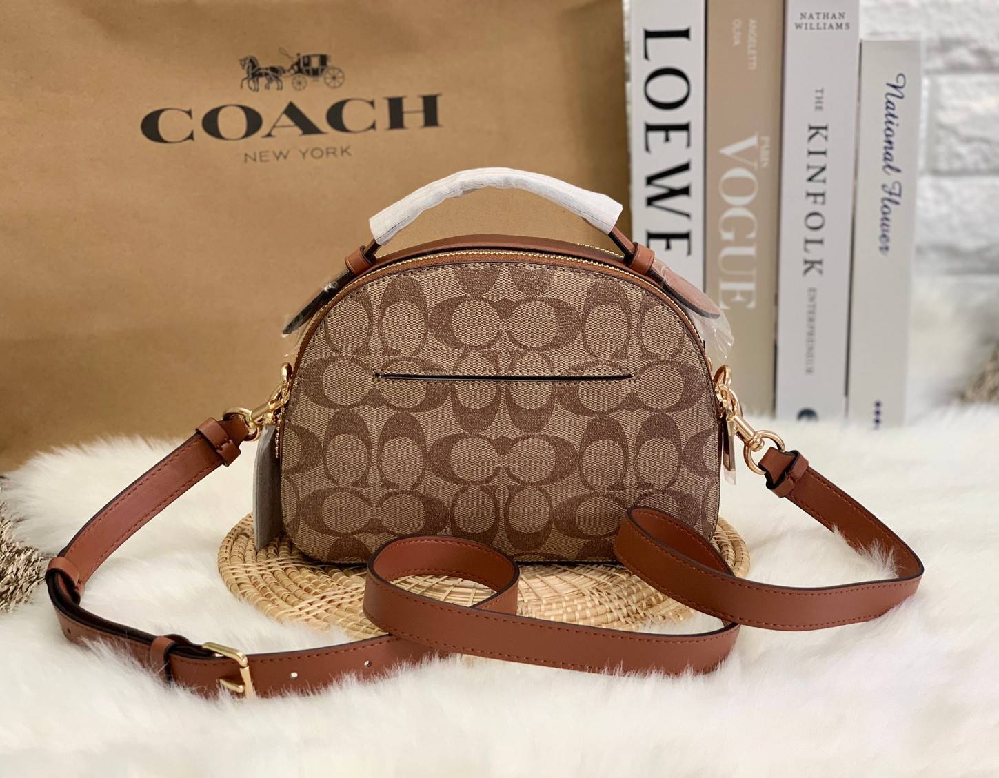 ใหม่ล่าสุดก่อนใคร! 🌈ต้อนรับเปิดประเทศด้วยรุ่นใหม่กันค่าา😘 COACH Serena Satchel In Signature Canvas With Stripe ((C5642)) พร้อมส่งที่ไทย ใบจริงสีคือสวยหรูมากค่ะ! กระเป๋าสะพายข้าง ขนาดกระทัดรัด ทรงโดมเล็ก น่ารักมากๆค่ะ ด้านหน้าสกรีนแถบสีสายร