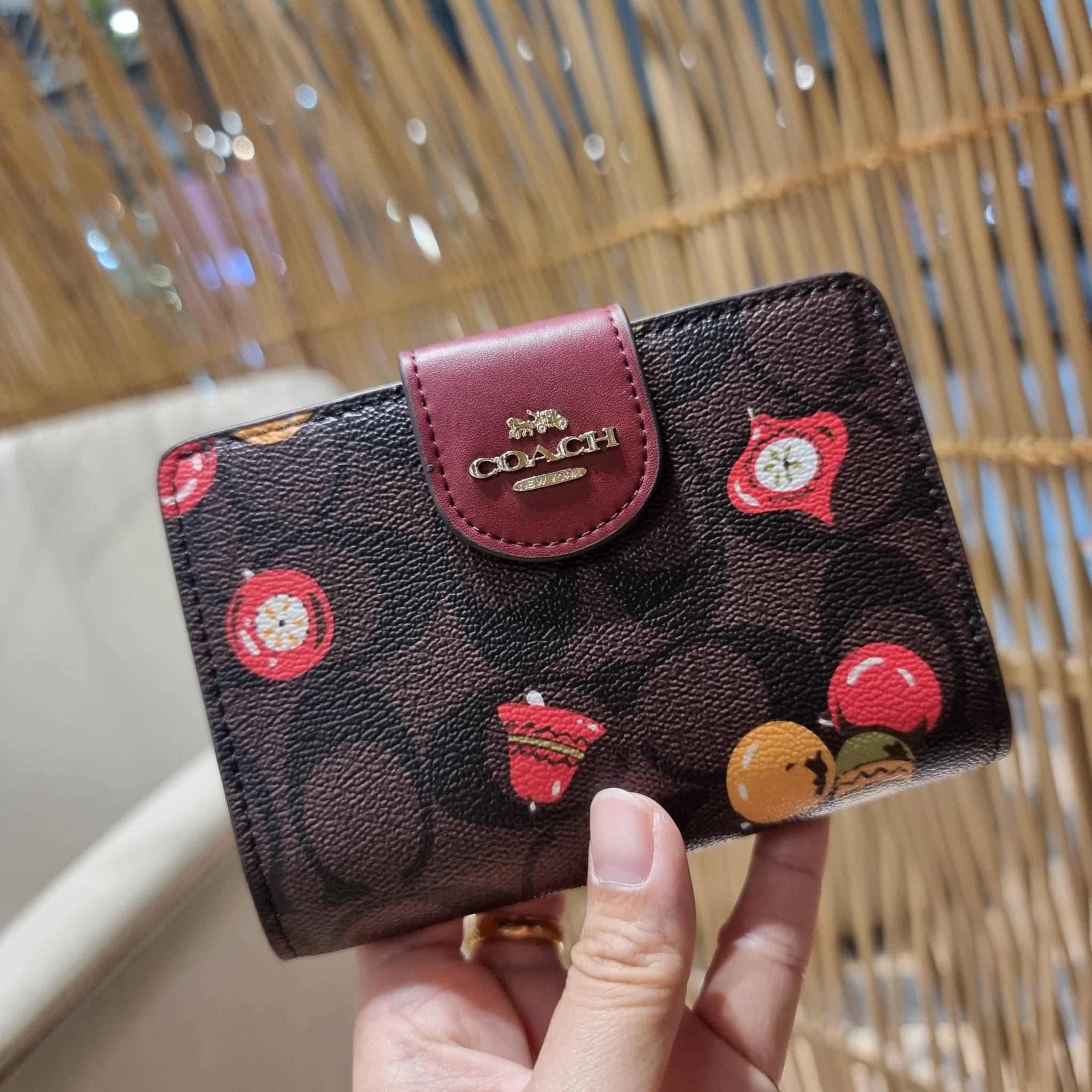 COACH C7414 MEDIUM CORNER ZIP WALLET WITH ORNAMENT PRINT คอลเลคชั่นใหม่ กระเป๋าสตางค์ใบกลาง ดีไซน์ใหม่ สุดหรู คละลายพริ้นท์เต็มใบ น่าใช้ไปอีก วัสดุหนังแคนวาสเคลือบลาย ภายในมีช่องใส่บัตร ใส่ธนบัตรได้ครบ และมีช่องซิปแยก ใบจริงสวยมากๆ แนะนำจ้า ราคาสุดคุ้มครบ