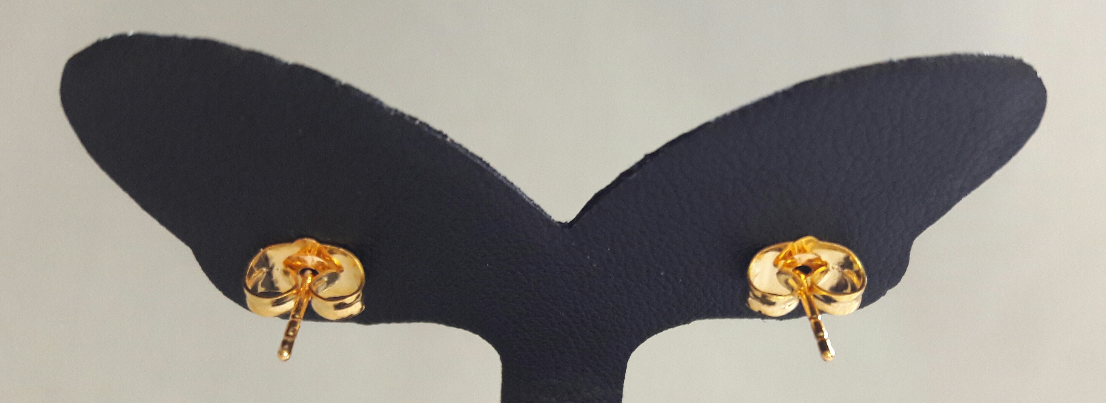 ต่างหูเพชรเม็ดเดี่ยวฝังหนามเตย6หนาม(ไม่ลอก ไม่ดำ ไม่แพ้ ไม่คัน)พร้อมกล่องกำมะหยี่ค่ะ