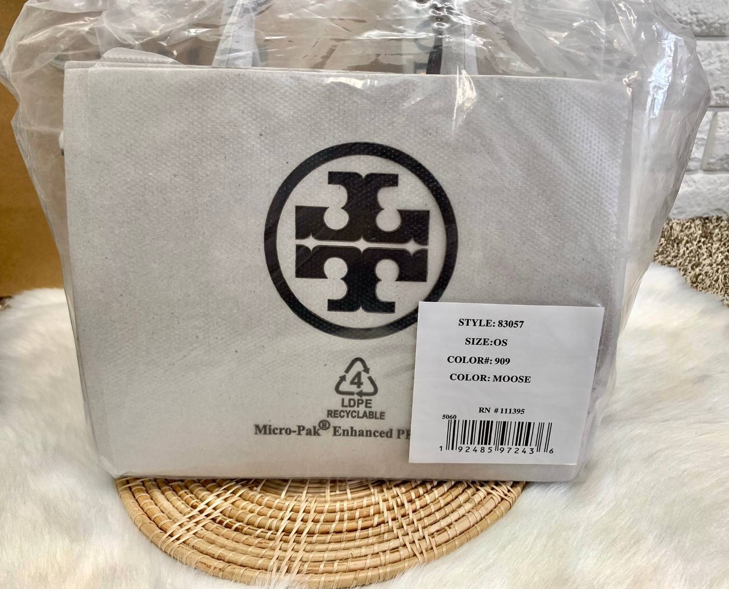 TORY BURCH T Monogram Color-block Barrel Duffle พร้อมส่งที่ไทย สวยก่อนใคร มี2ขนาด ไม่มีคือพลาดจร้าา😘 ✔️กระเป๋าทรงหมอน วัสดุหนังแท้ชั้นดีที่สุด หนังเรียบนิ่มสวย ✔️เปิดปิดกระเป๋าด้วยซิปคู่แบบมีหนังห้อย ภายในกว้างมากสำหรับไซด์นี้ หายห่ว