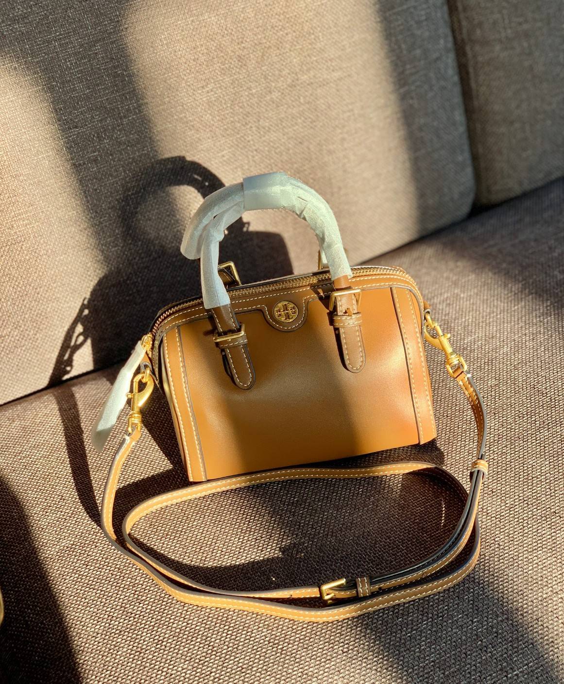 TORY BURCH T Monogram Color-block Barrel Duffle พร้อมส่งที่ไทย สวยก่อนใคร มี2ขนาด ไม่มีคือพลาดจร้าา😘 ✔️กระเป๋าทรงหมอน วัสดุหนังแท้ชั้นดีที่สุด หนังเรียบนิ่มสวย ✔️เปิดปิดกระเป๋าด้วยซิปคู่แบบมีหนังห้อย ภายในกว้างมากสำหรับไซด์นี้ หายห่ว