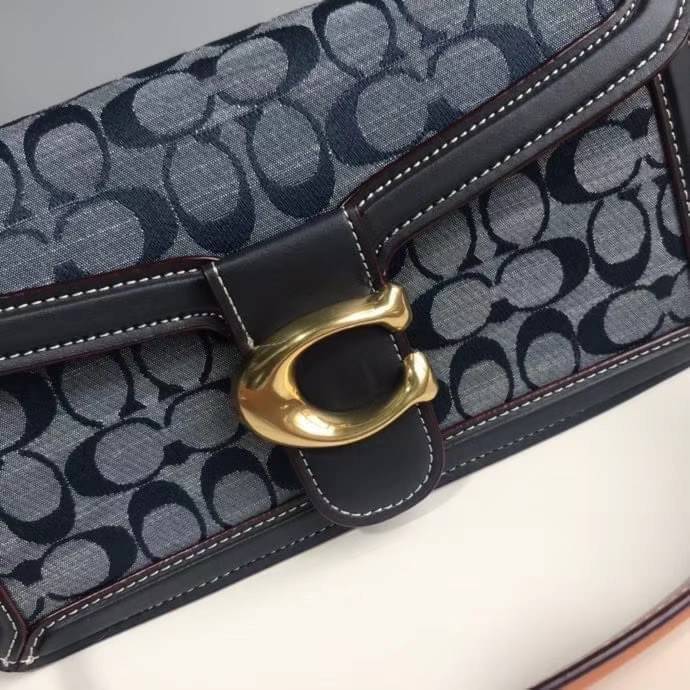 COACH Tabby Shoulder Bag 26 In Signature Chambray กระเป๋าหิ้วได้//คล้องไหล่ได้//สะพายข้างได้ วัสดุผ้าแคนวาสทอลายอย่างดี+หนังแท้ค่ะ เปิดปิดกระเป๋าแบบกระดุมแม่เหล็ก มีอะไหล่แบรนด์ตัวใหญ่ด้านหน้าหรูหราเลยทีเดียว ภายในกระเป๋ามีช่องหลักใส่ของ2ช่อง สามารถใส่กระ
