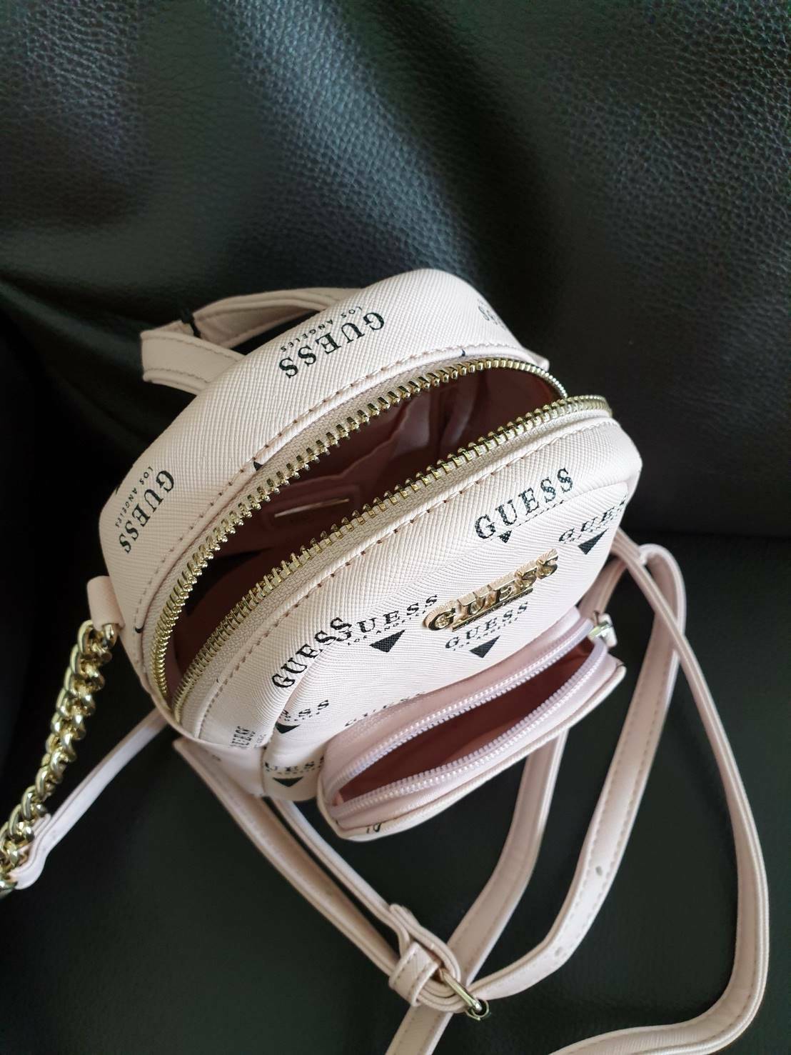 กระเป๋าสะพายข้าง Guess ด้านหน้าติดชื่อแบรนด์ มีช่องซิปด้านหน้า ด้านบนเป็นช่องเปิดปิดซิปมีสัญลักษณ์แบรนด์ติดที่ตัวจับซิปด้วย ด้านในเป็นช่องกว้าง มีช่องเสียบสิ่งของด้วยค่ะ ตัวสายสะพายเป็นโซ่ตัดต่อกับสายหนัง สามารถปรับระดับได้ สวยเก๋ขนาดนี้ รีบมาจับมาจองเป็น