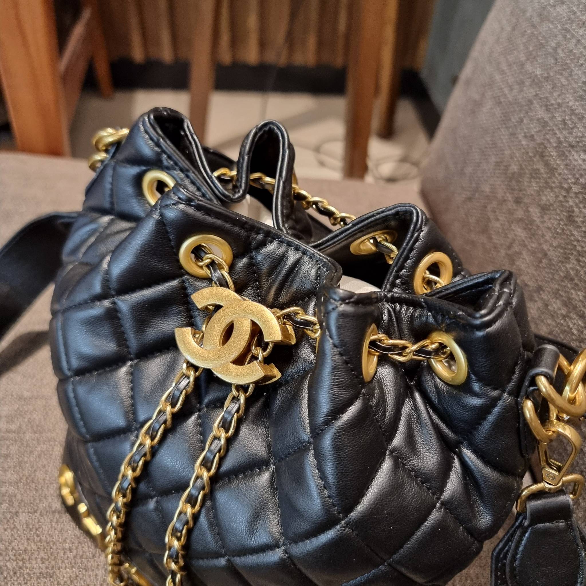 Chanel limited font leather bag / Chanel Bucket Bag กระเป๋าสะพายรุ่นลิมิเต็ด พรีเมี่ยมกิ๊ฟจากแบรนด์ รุ่นนี้การันตีหนังนิ่มมากกก!! โดดเด่นด้วย font โลโก้ และสายโซ่สลับหนังพร้อมตัวกดล็อคสีทองหรู สำหรับเปิด-ปิดปากกระเป๋า กดและปล่อยเพื่อล็อคได้ในตัว ภายในโล่ง