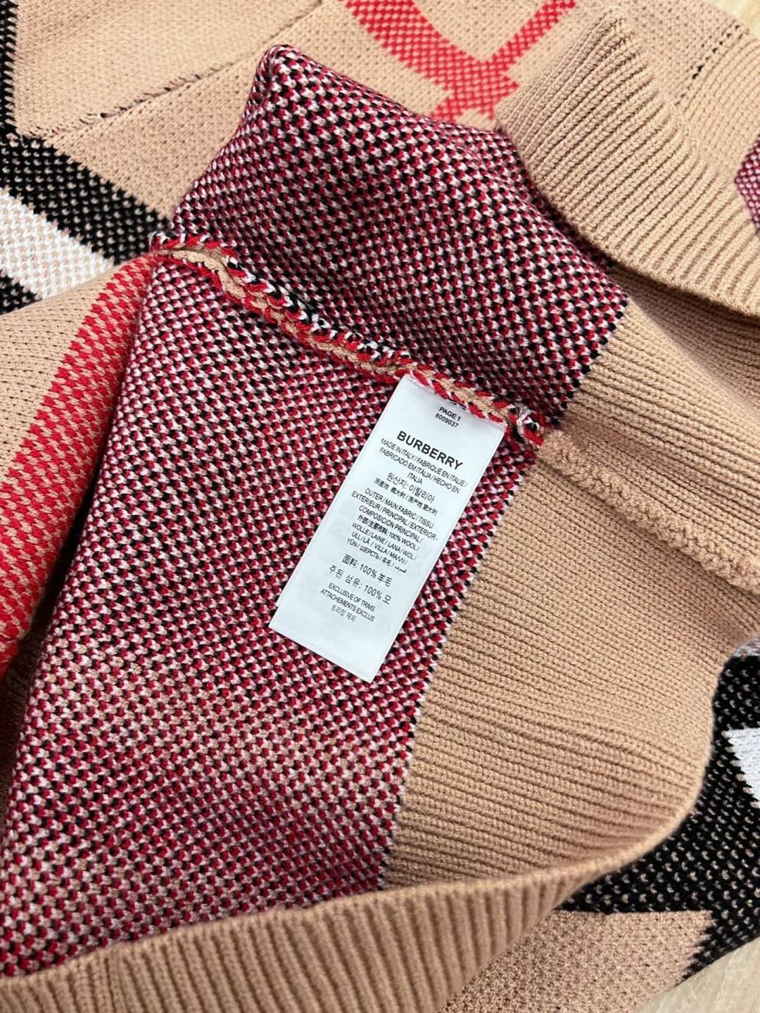 BURBERRY Wool Striped Cardigan / BURBERRY Jacket เกรดออริจินอล มีป้ายแท็กที่คอเสื้อทุกตัว ใส่ได้ทั้งผู้หญิงผู้ชาย พร้อมส่งที่ไทย ภาพสินค้าถ่ายจากงานขายจริง ใช้งานต่างประเทศได้