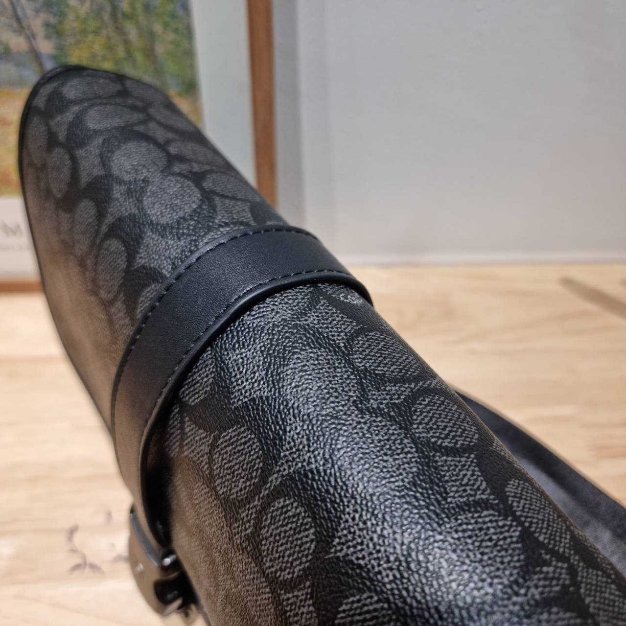 COACH CU202 LEAGUE MESSENGER BAG IN SIGNATURE CANVAS กระเป๋าสะพายทรง messenger สุดฮอต ที่ดีไซน์รูปแบบให้สปอร์ตขึ้น และหรูขึ้น แต่ยังคงคลาสสิค ขนาดใบใหญ่กำลังดี