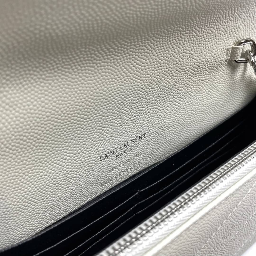 หนังแท้ YSL Yves Saint Laurent Envelope WOC 7.5” รุ่นฮอตปรอทแตก ทรงฐานตั้งได้ เป็นการดีไซน์กึ่งกระเป๋าสตางค์ ที่มาพร้อมสายสะพายยาว (เป็นสายโซ่ที่ต่อกับหนัง) สายถอดได้ (ปรับระดับไม่ได้) ถือเป็นคลัชก็สวยมากเลยค่ะ เป็นอีกหนึ่งรุ่นที่ให้ความรู้สึกเรียบแต่โก้ห