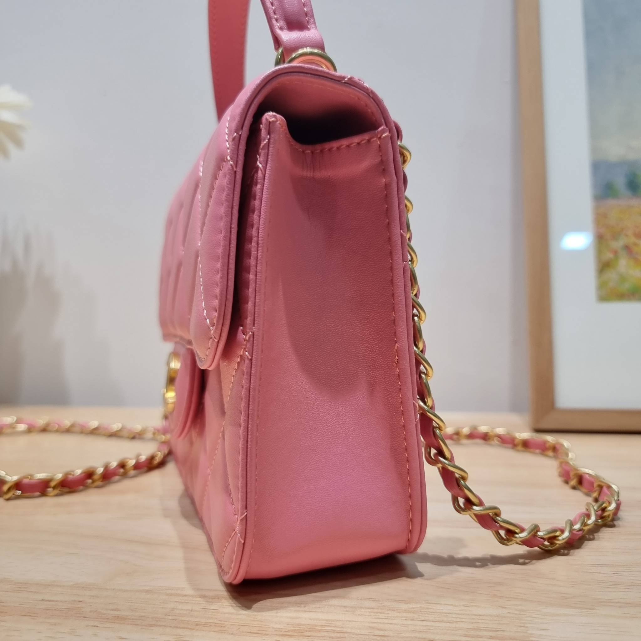 CHANEL flap bag with chain กระเป๋าสะพายสุดหรู สวยดูแพง รูปทรงคลาสสิค ขนาดกำลังพอเหมาะ สายสะพายโซ่ในตัว น้ำหนักเบา และยังมีหูจับในตัว สะดวกต่อการพกพา ตัวกระเป๋าเปิดด้วยกระดุมแม่เหล็ก วัสดุหนังอย่างดี ผิวสัมผัสดี ภายในเป็นช่องโล่ง และยังมีช่องซิปให้ด้วย