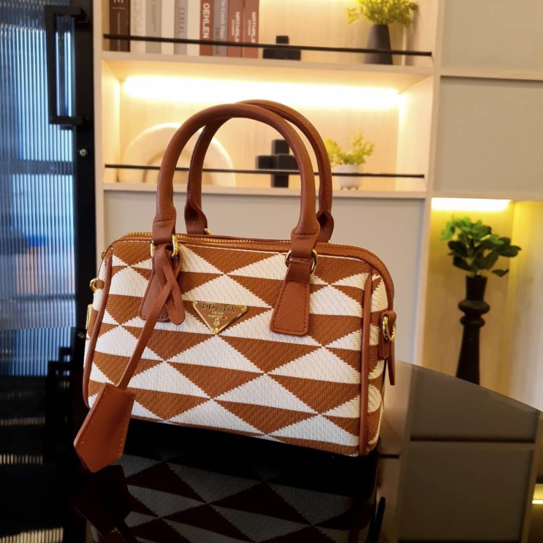 Prada Symbole Embroidered Fabric Top-handle Bag พร้อมส่งรุ่นใหม่ มาแรง จากแบรนด์ Prada กับทรง หมอนอยู่ทรงสวย สาวๆห้าม