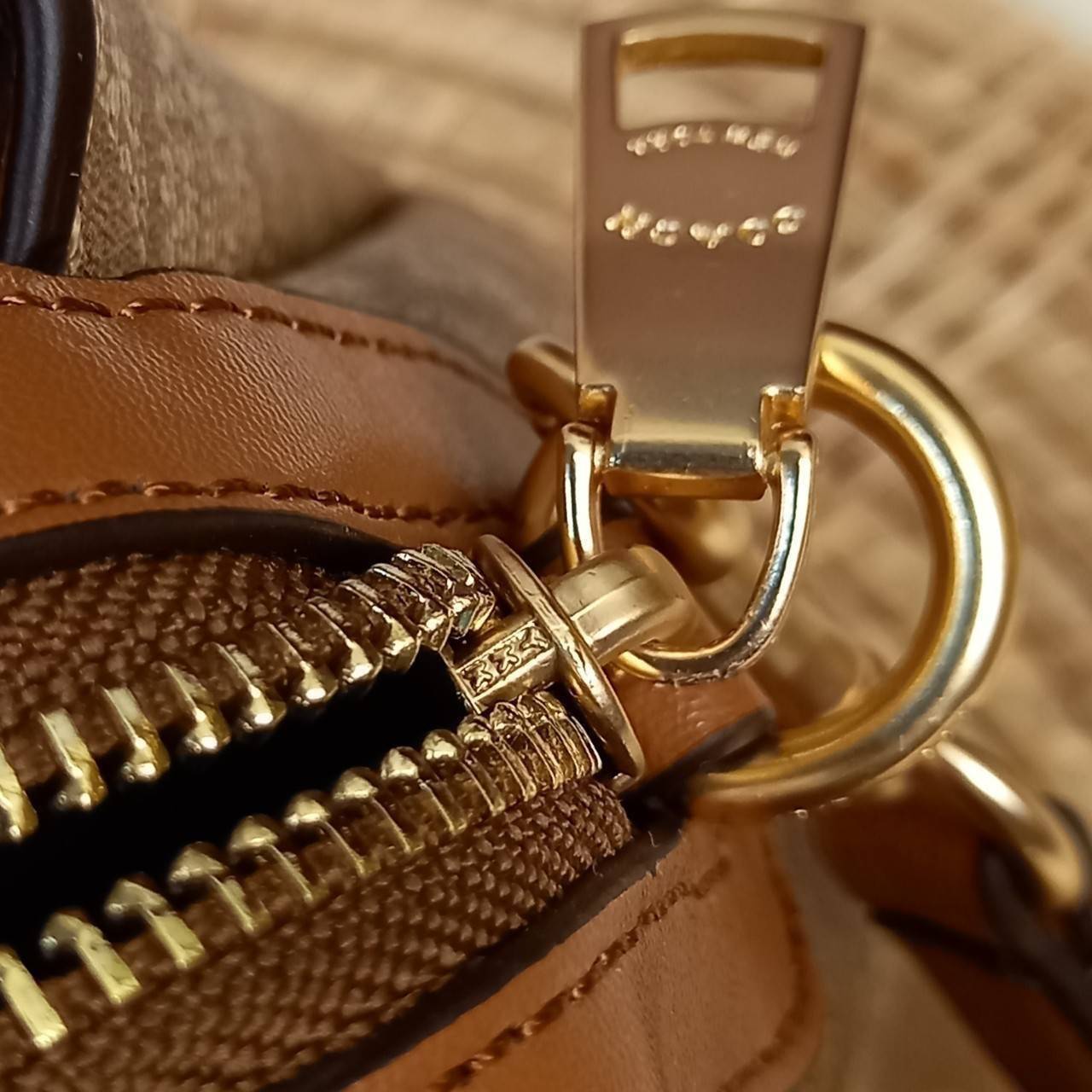 หัวใจจะวาย!! ละมุนมาก ลุคคุณหนูสุดๆ COACH MINI LILLIE CARRYALL (COACH F91494)🌺 ใช้ดีจนต้องบอกต่อ อีกแล้วจ้า ใครๆก็ถามหา😍>>>ทรงถัง รุ่นใหม่ 10 นิ้ว ขนาดกำลังดี เหมาะมือมาก มี 3 ช่องด้านใน ช่องกลาง เปิด-ปิด ด้วยซิป ส่วน 2 ช่องด้านข้