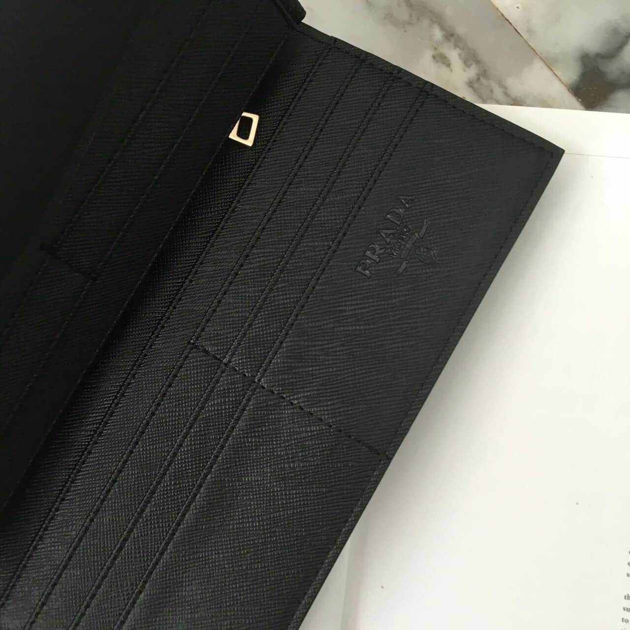 งานพรีเมี่ยมกิ้ฟ จากเคาเตอร์ต่างประเทศคะ ได้ กระเป๋าอเนกประสงค์ จากแบรนด์ PRADA มาค่า เป็นกระเป๋าหนัง saffiano ตามแบบฉบับของแบรนด์เลย มีช่องใส่บัตร ถึง 12 ช่อง และช่องซิปใส่ของจุกจิกได้คะ ขนาดกำลังดีคะ ถือแล้วสวยมากๆ อะไหล่ทองหรูมาก *ใช้แล้วสวยแน่นอน