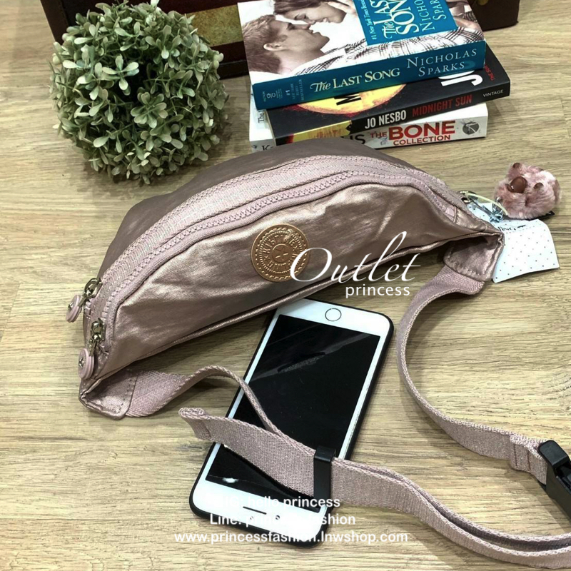 5สี Kipling WHISPER Basic Fanny Pack รุ่นใหม่ล่าสุดกับกระเป๋าทรงคาดอกหรือคาดเอวสุดชิค วัสดุpolyester100% น้ำหนักเบา มีช่องซิปใช้งานหลัก2ช่อง ใส่กระเป๋าสตางค์ทรงยาวได้ ขนาดกำลังดี สายสะพายปรับความยาวได้ฟรีไซส์ ประดับพวงกุญแจลิงน่ารัก สามารถถอดออกได้ มีรูปแ