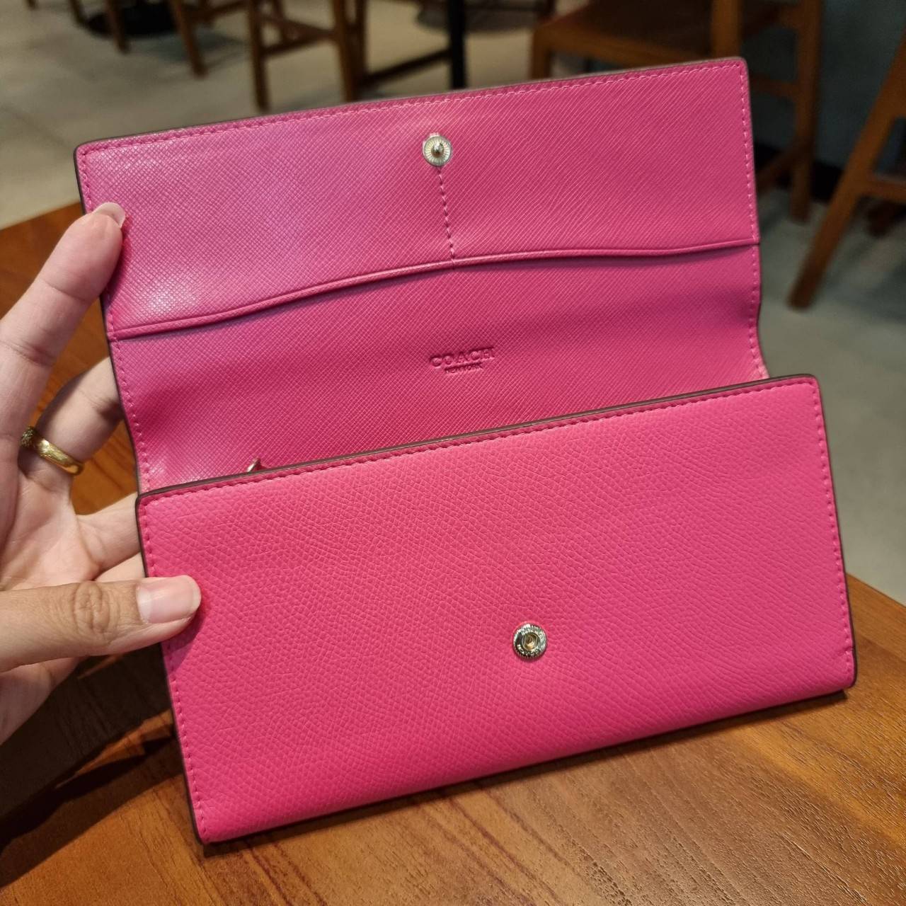 COACH F53763 TRIFOLD WALLET IN SIGNATURE กลับมาแล้วจ้า!! รุ่นขายดี!! 💓 ดีไซน์ใหม่ กระเป๋าสตางค์ใบยาว แถมที่ห้อยใส่บัตรแยกให้ (ถอดออกได้) น่ารักมากๆ ใช้งานง่าย เปิด-ปิดด้วยกระดุม ภายในใส่ธนบัตร ใส่บัตรได้เยอะ ใส่มือถือได้ไปอีก!! จุใจสุดๆ บอกเลยว่าใ