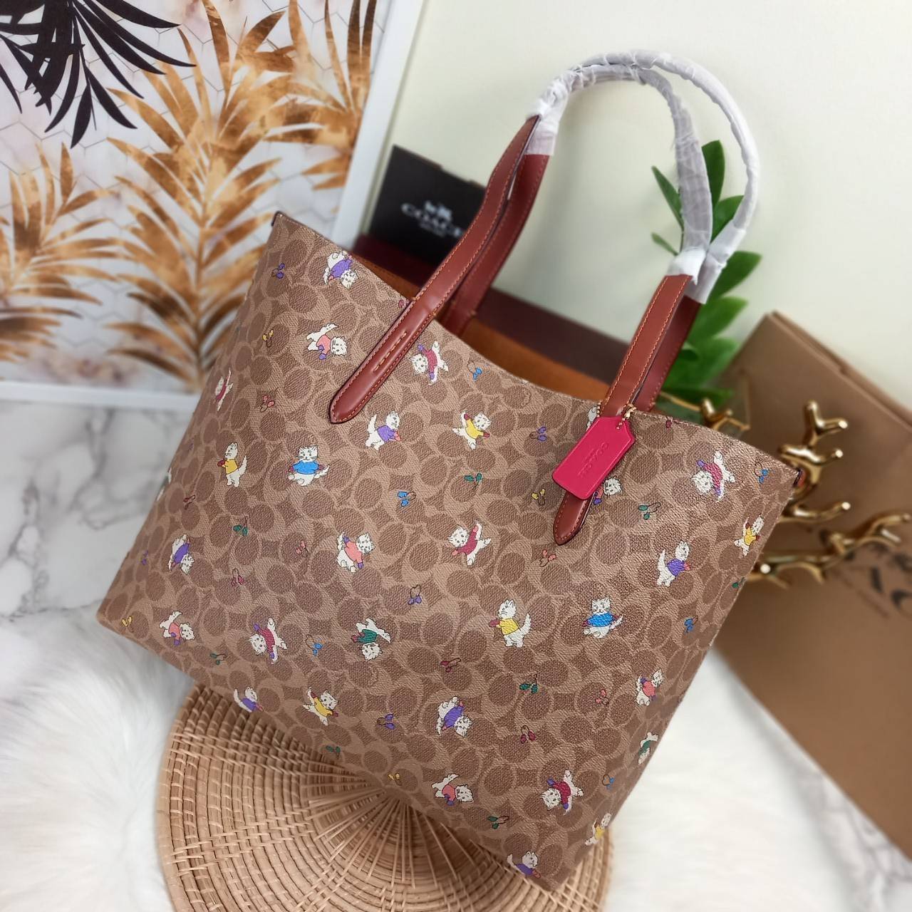 COACH HIGHLINE TOTE IN SIGNATURE CANVAS WITH KITTENS PRINT (C6591)💥กระเป๋าทรง TOTE ที่สมบูรณ์แบบที่สุดอีกรุ่น สวยและเรียบง่าย แต่ไม่ทิ้งความหรูหรา คลาสสิค// กระเป๋าถือ กระเป๋าสะพาย ที่มีความจุเข้าขั้นอลังการ วันไหนๆ ก็เอาอยู่สบายมาก// วัสดุหนังแคน