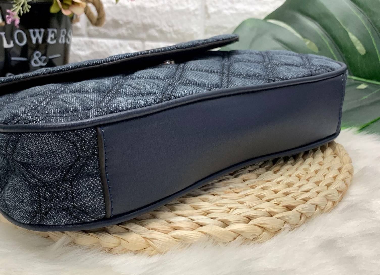 GUESS LOLLI CONVERTIBLE CROSSBODY BAG รุ่นแนะนำค่ะ!! กระเป๋าสะพายข้าง//ทบสายสะพายไหล่ได้ วัสดุหนังลายนวม ด้านหน้ามีอะไหล่โลโก้แบรนด์ เปิดปิดกระเป๋าแบบกระดุมแม่เหล็ก ภายในกว้างสามารถใส่ของจุ ใส่กระเป๋าสตางค์ใบยาวได้ค่ะ มีช่องซิปและช่องเล็กใส่ของจุกจิกน่ะค่