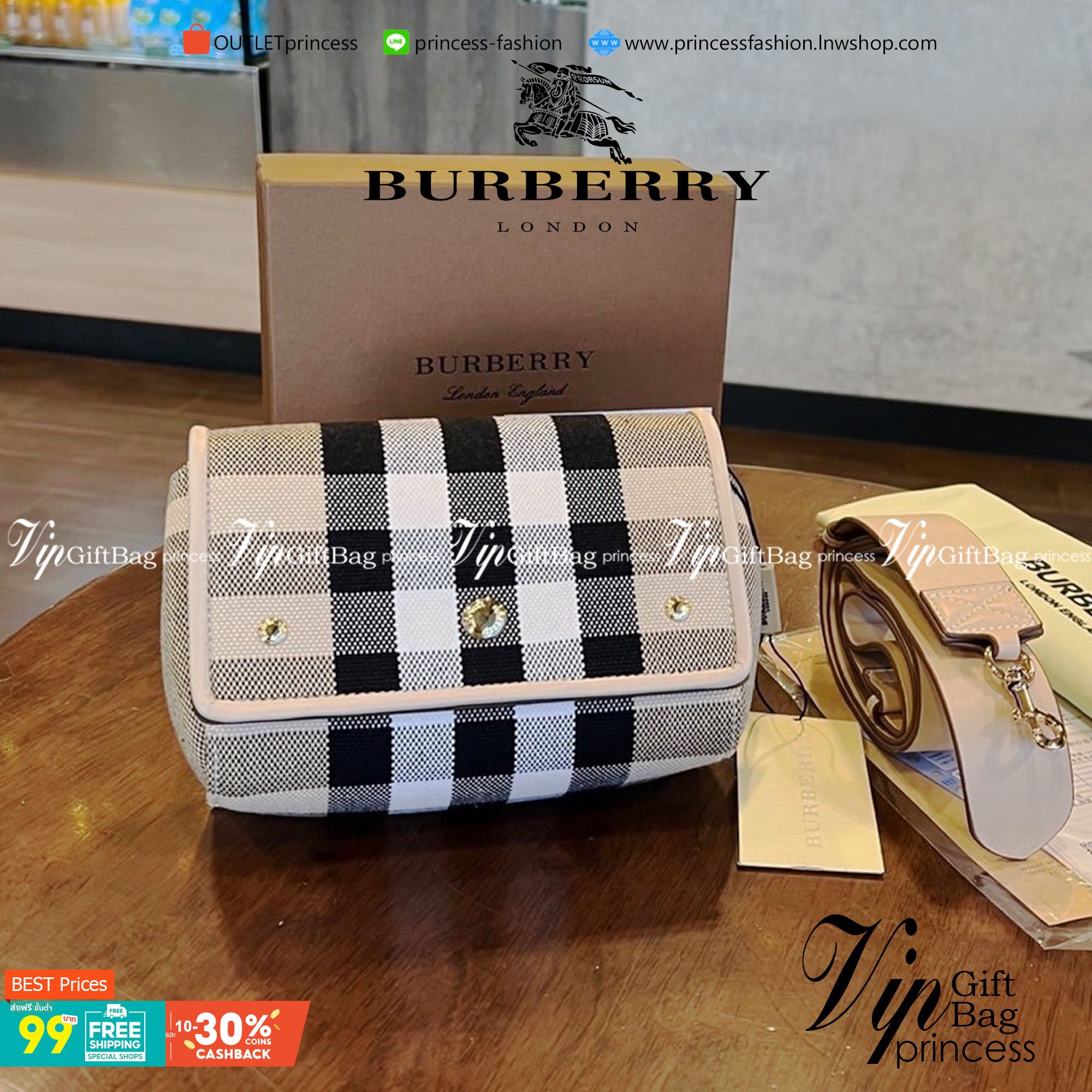VIP 】BURBERRY FRAGRANCES VINTAGE CROSSBODY BAG กระเป๋าสะพายลายออริจินอลเรียบหรูสุดคลาสสิค เปิดหน้าสะดวกใช้ ภายในปั้มโลโก้ พร้อมสายสะพายหนังยาวปรับระดับได้จะสะพายไหล่หรือ Crossbody ก็ดูดีสวยน่าใช้มากค่ะเป็นอีกหนึ่งไอเท็มแนะนำ สินค้ามาพร้อมถุงผ้ากันฝุ่นแบรน
