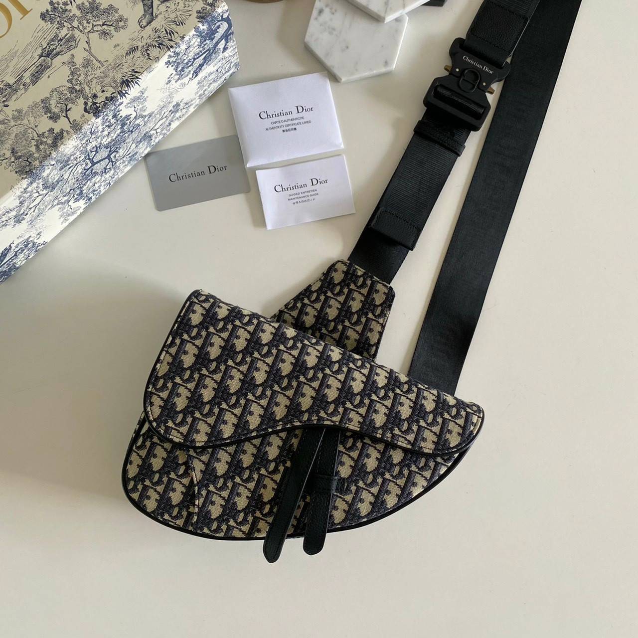 VIP 】𝐂𝐇𝐑𝐈𝐒𝐓𝐈𝐀𝐍 𝐃𝐈𝐎𝐑 SADDLE BAG Black Dior Oblique Jacquard พร้อมส่งที่ไทย 2 สีสุดคลาสสิก กระเป๋าสะพายข้าง สายปรับขนาดได้ จุของได้เยอะ ใช้ได้ทั้งหญิงชาย