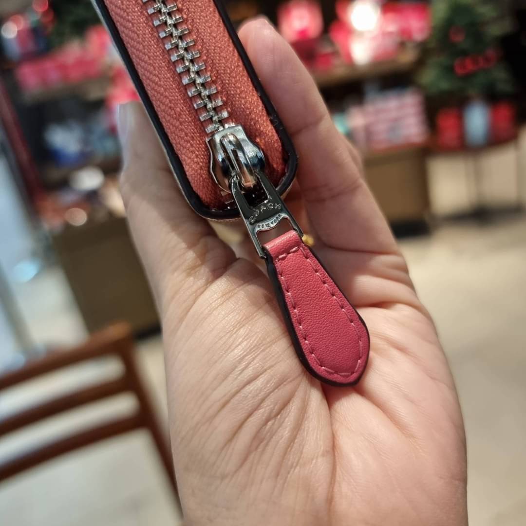 COACH ACCORDION ZIP WALLET IN SIGNATURE CANVAS กระเป๋าสตางค์ใบยาวนี้ที่เหมาะกับการใช้งานทุกรูปแบบ นอกจากเพิ่มความมั่นใจแล้ว ยังทำให้ชีวิตของเราง่ายขึ้นอีกด้วย โดยการเปิดปิดแบบซิปรอบ สามารถใส่ธนบัตร เหรียญ บัตรต่างๆได้หลายใบเลยทีเดียว ขนาดของกระเป๋าสามารถถ