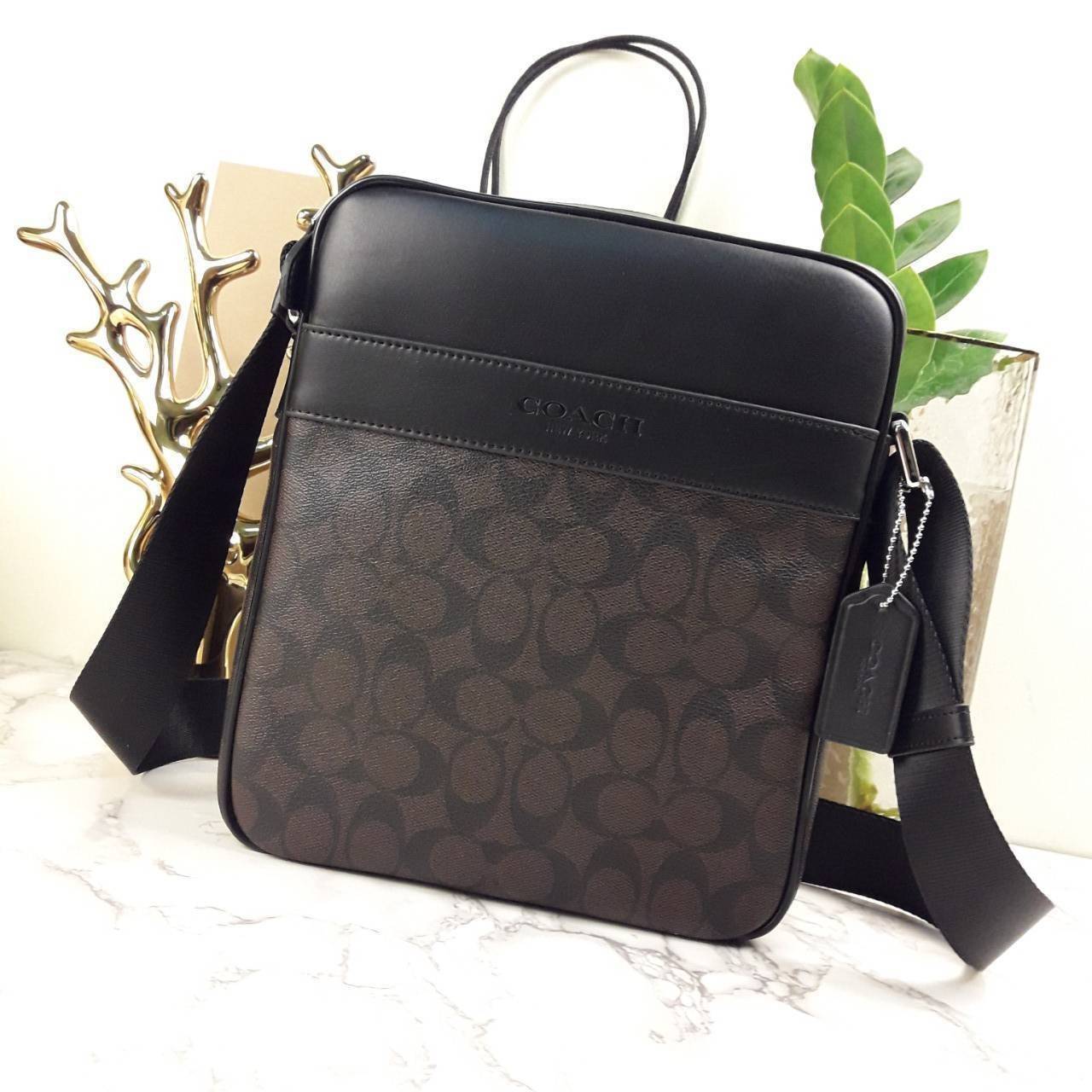 อมตะ ฆ่าไม่ตายจริงๆ กับรุ่นนี้!!😎//>>COACH CHARLES FLIGHT BAG(F54788)🍁สะพายข้าง ทรงสวย เป็นอีกรุ่น ที่ฮิตตลอดกาลไปเรียบร้อยแล้ว//วัสดุหนังแคนวาส สลับหนังแท้อย่างดี // ใช้ได้ทั้งชายและหญิง Unisexสุดๆ ใช้งานง่าย ทรงกล่อง จะสะพายเที่ยว 