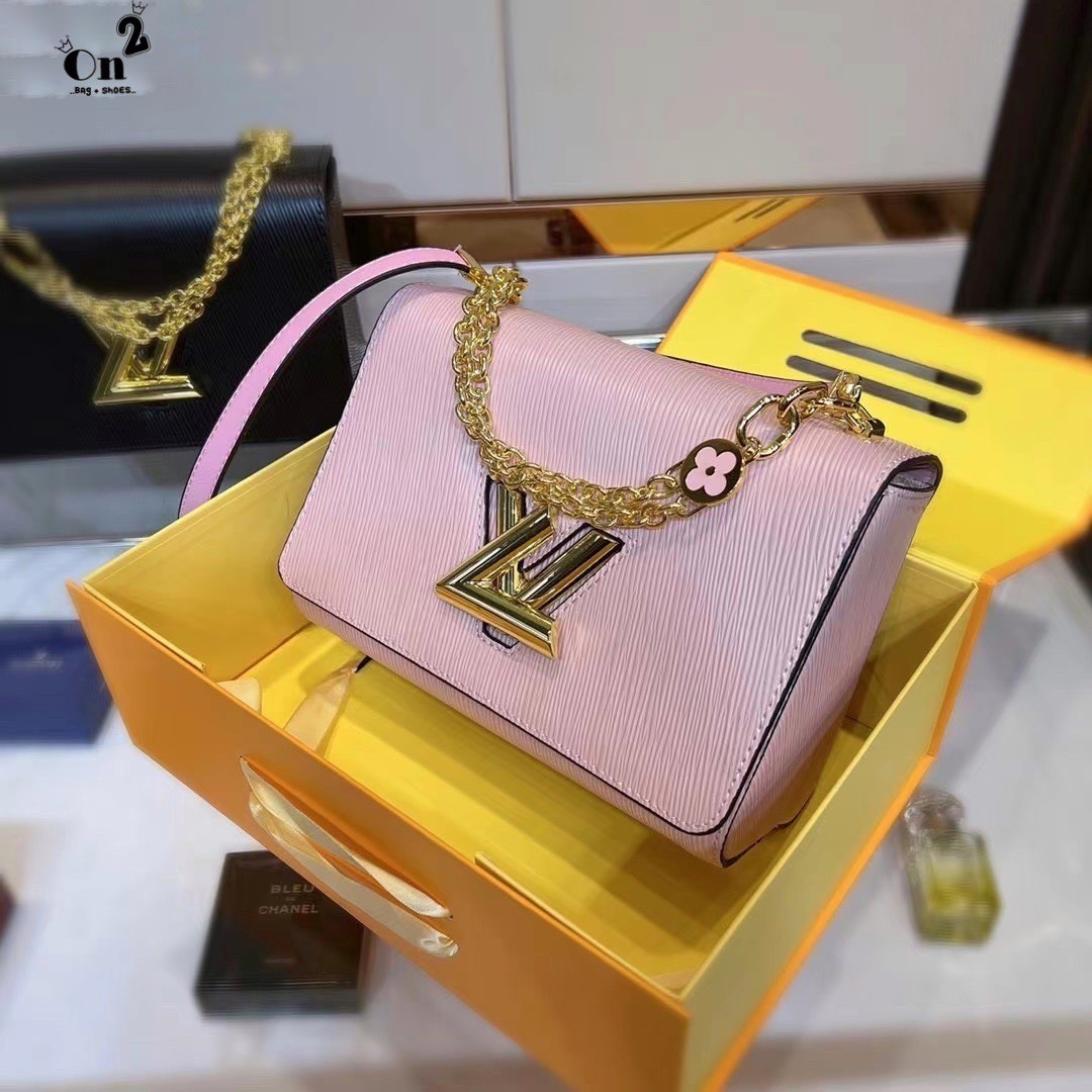 LOUIS VUITTON Twist MM Epi Leather Handbags / LV Twist MM หนัง Epi ลายเกรน ตัวล็อก LV Twist สีทองไอคอนิกช่วยเติมเต็มความสมบูรณ์แบบให้กับกระเป๋าได้อย่างลงตัว เหมาะสำหรับการใช้งานเป็น everyday bag หรือถือออกงานก็สวยเลยค่ะ