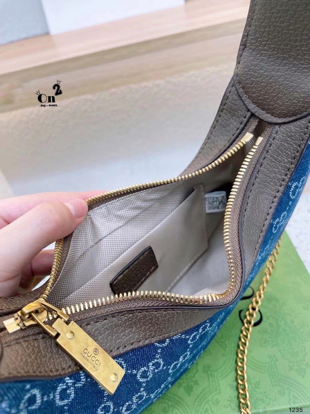 Gucci GG Marmont half-moon-shaped mini bag กระเป๋าคล้องไหล่ ความตัวแม่สายแฟชั่น ต้องกระเป๋าทรงจันทร์เสี้ยวแบบสับค่ะ! ความโค้งมนใช้งานง่าย เอามาสะพายก็คือชนะเลิศไปเลย ภาพถ่ายจากงานขายจริง ใช้งานต่างประเทศได้