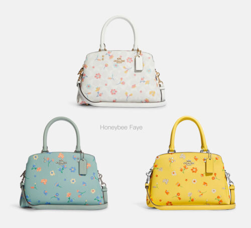 COACH C8216 MINI LILLIE CARRYALL WITH MYSTICAL FLORAL PRINT สีใหม่ล่าสุด กับรุ่นที่สุดของความขายดี คอลยอดฮิตในลวดลายสุดชิค กระเป๋าสะพายทรงสวย ที่ดีไซน์ออกมาให้ใช้งานง่าย สะดวก สวย หรู ดูดี!! วัสดุหนังแคนวาสเคลือบลาย มาพร้อมสายสะพายข้างและหูจับในตัว ถอดออก